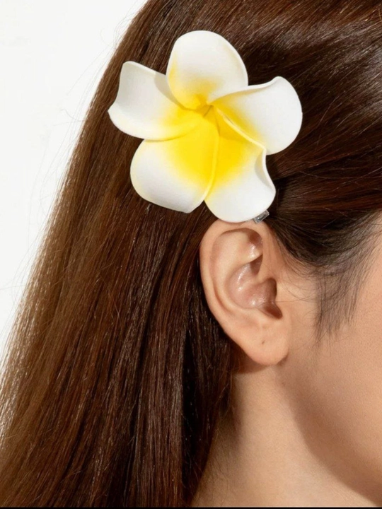 Nafis plyaj soch qisqichi, sariq va oq frangipani guli - 