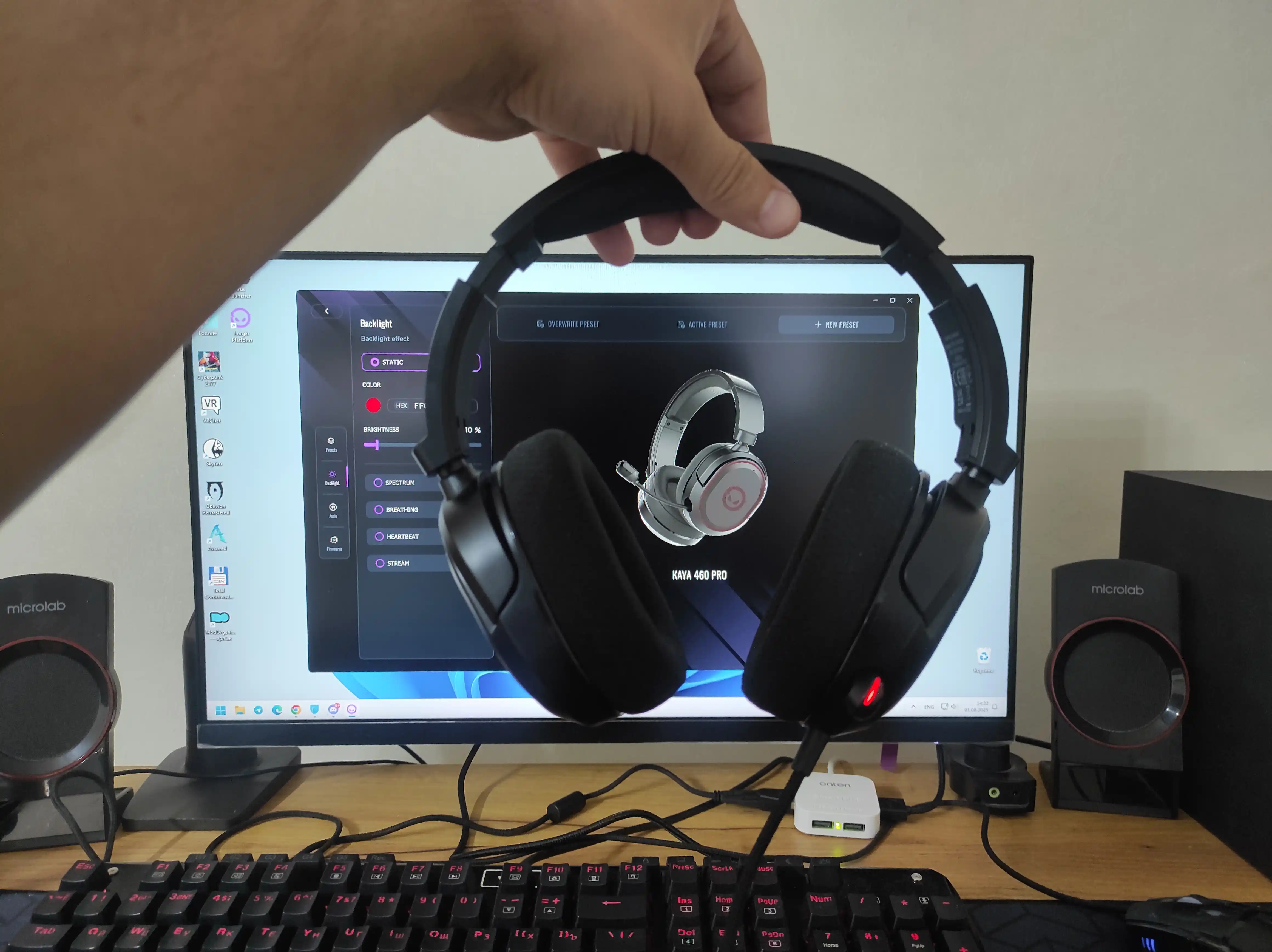 Simli quloqchin mikrofon bilan Lorgar Kaya 460 va 360, RGB yoritgich bilan va yoritilmagan