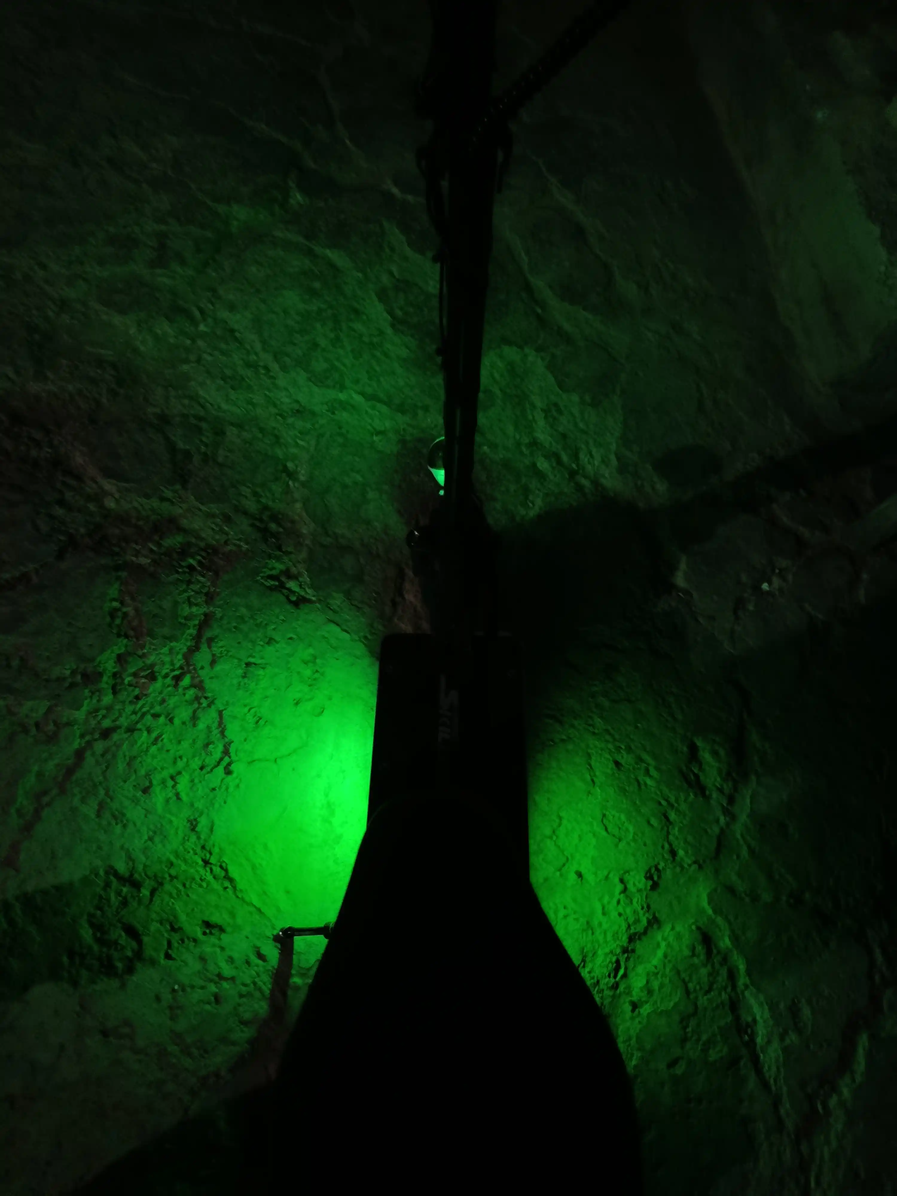 Masofaviy boshqaruv pulti yoki RGB ilovasi bilan salonga 16 m rangli LED yoritgich, oyoqlarga ham yoritgich