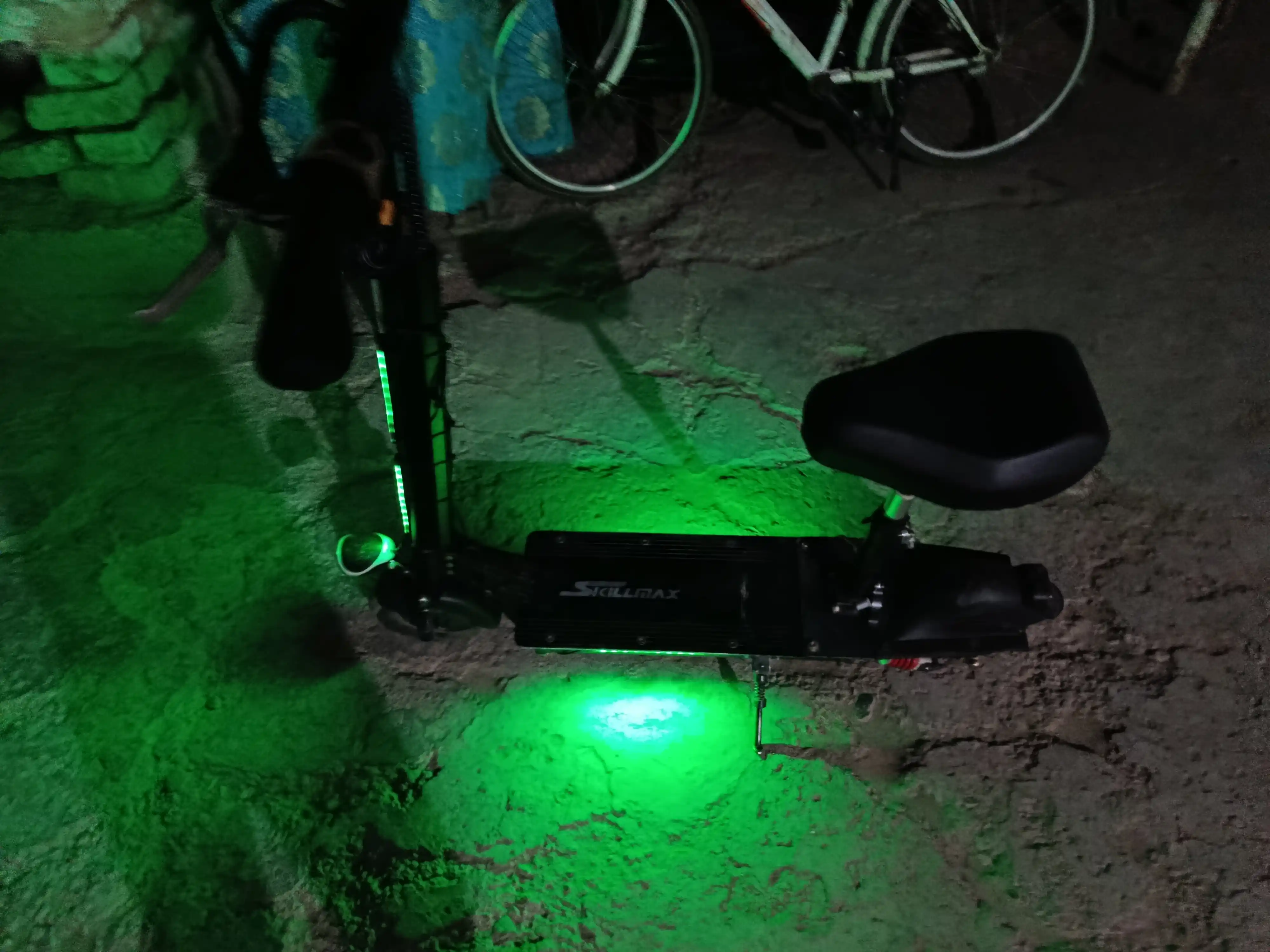 Masofaviy boshqaruv pulti yoki RGB ilovasi bilan salonga 16 m rangli LED yoritgich, oyoqlarga ham yoritgich