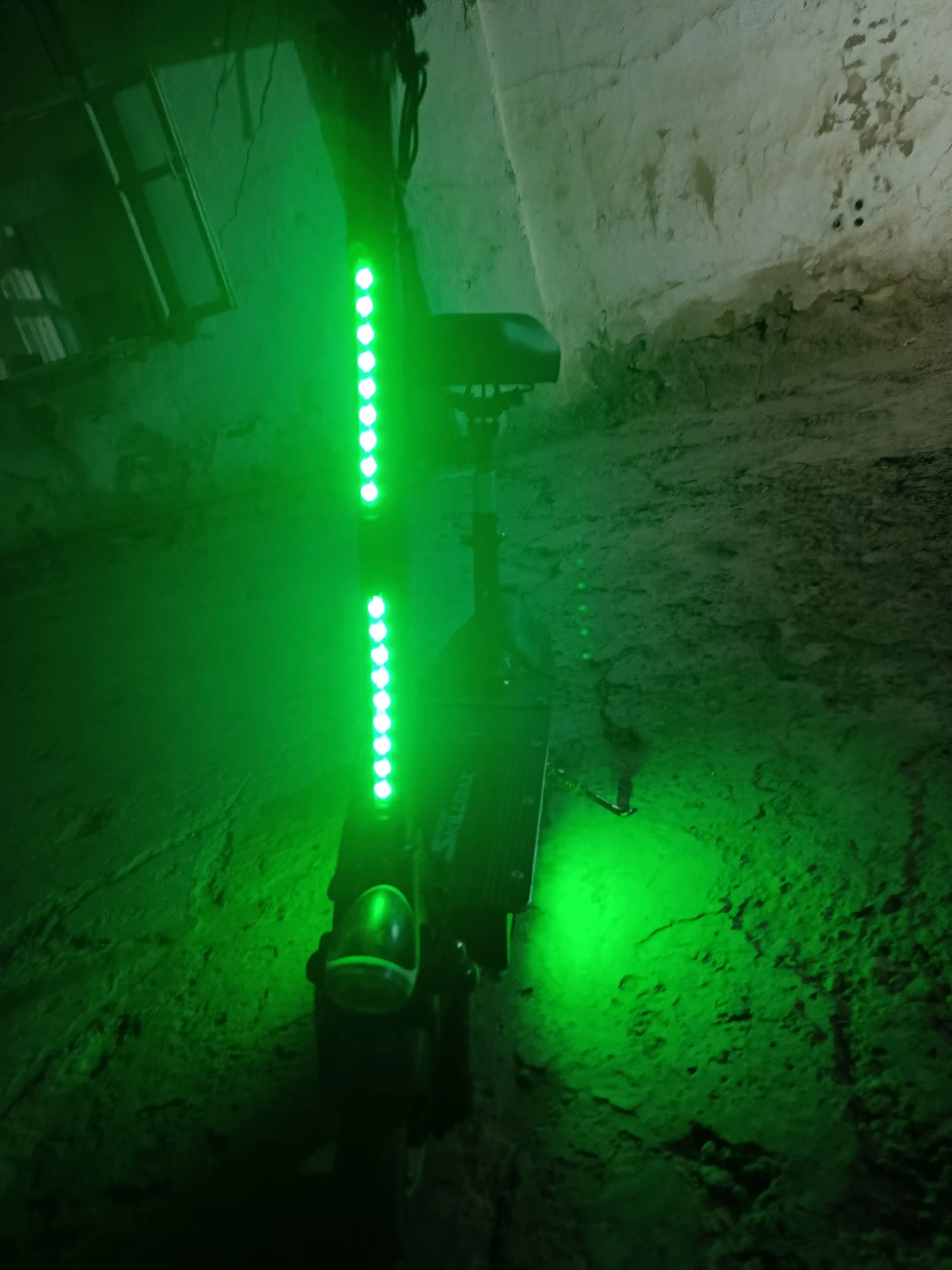 Masofaviy boshqaruv pulti yoki RGB ilovasi bilan salonga 16 m rangli LED yoritgich, oyoqlarga ham yoritgich