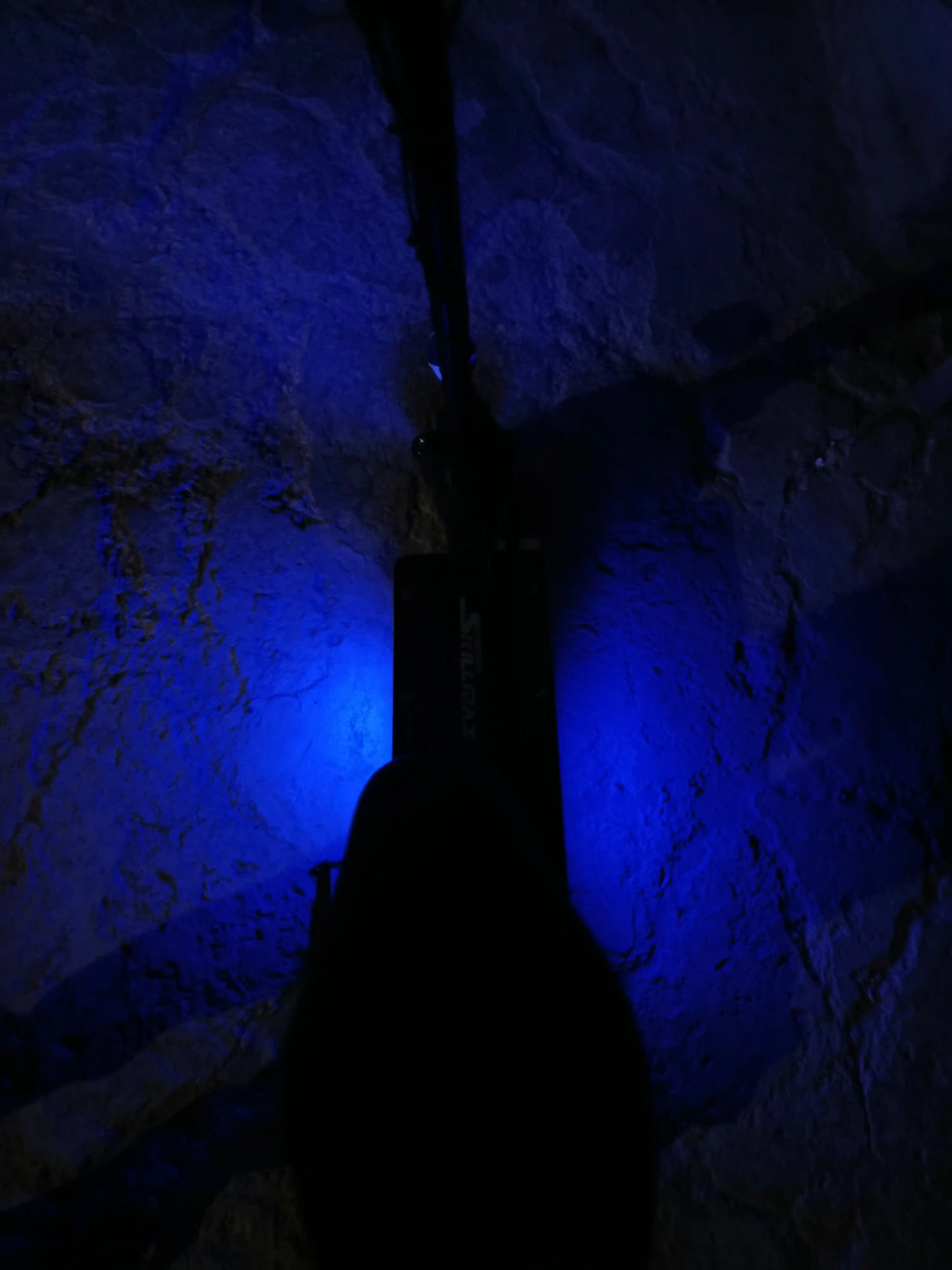 Masofaviy boshqaruv pulti yoki RGB ilovasi bilan salonga 16 m rangli LED yoritgich, oyoqlarga ham yoritgich
