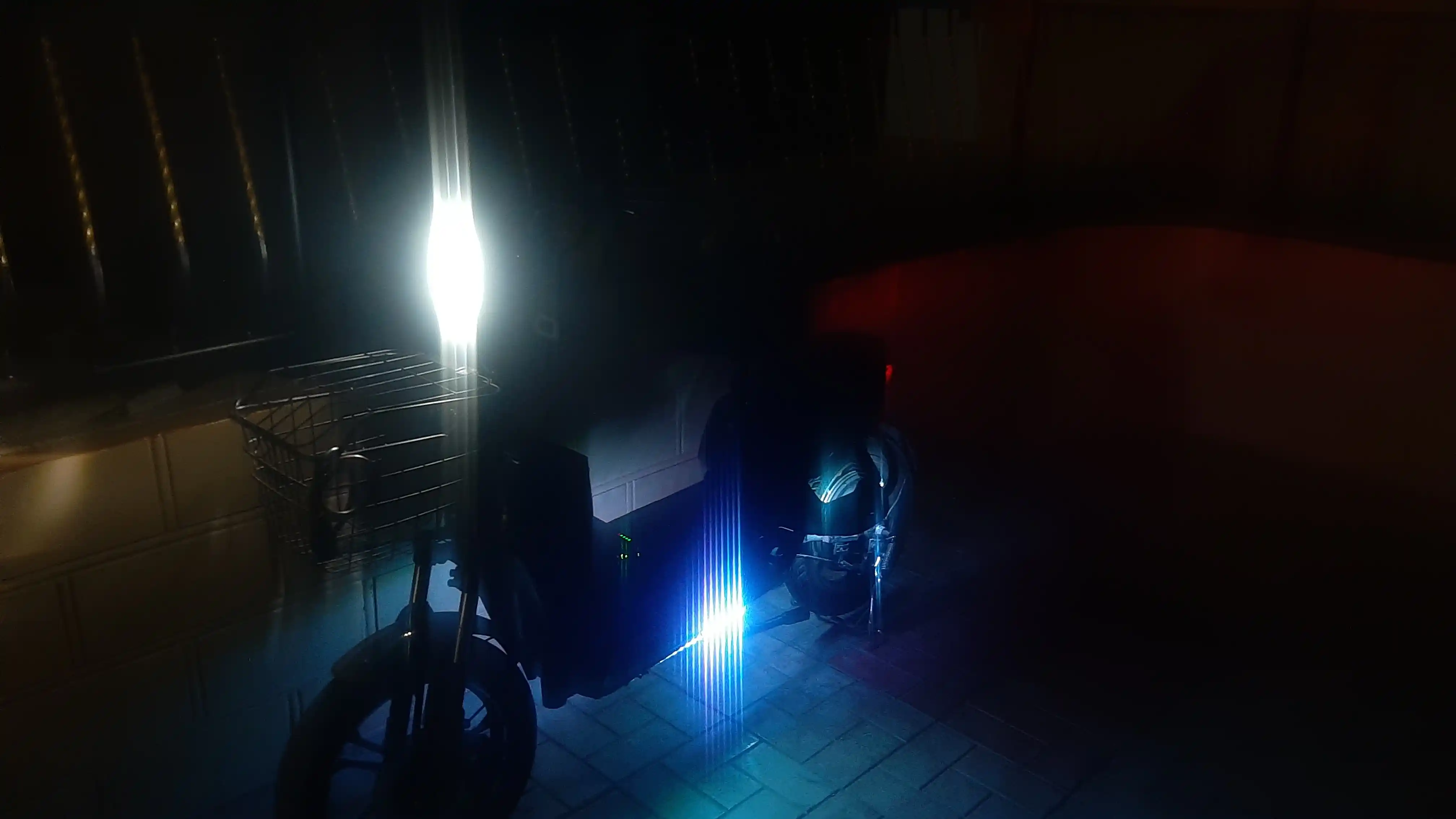 Masofaviy boshqaruv pulti yoki RGB ilovasi bilan salonga 16 m rangli LED yoritgich, oyoqlarga ham yoritgich