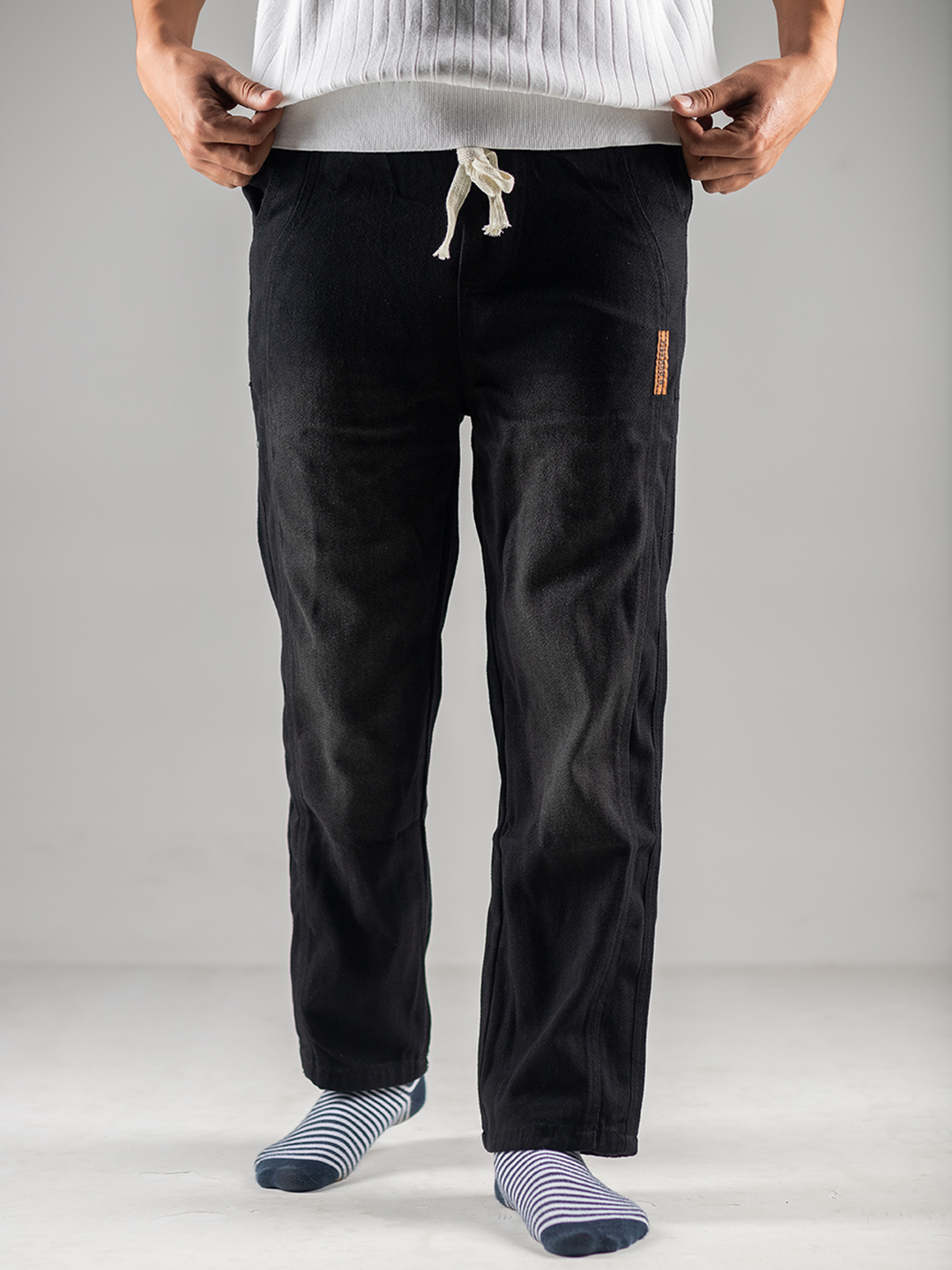 Bir qora tanli erkak xizmatkorni sikib, uning mushukiga kirdi. Bir qora tanli erkak xizmatkorni sikib, uning mushukiga kirdi.