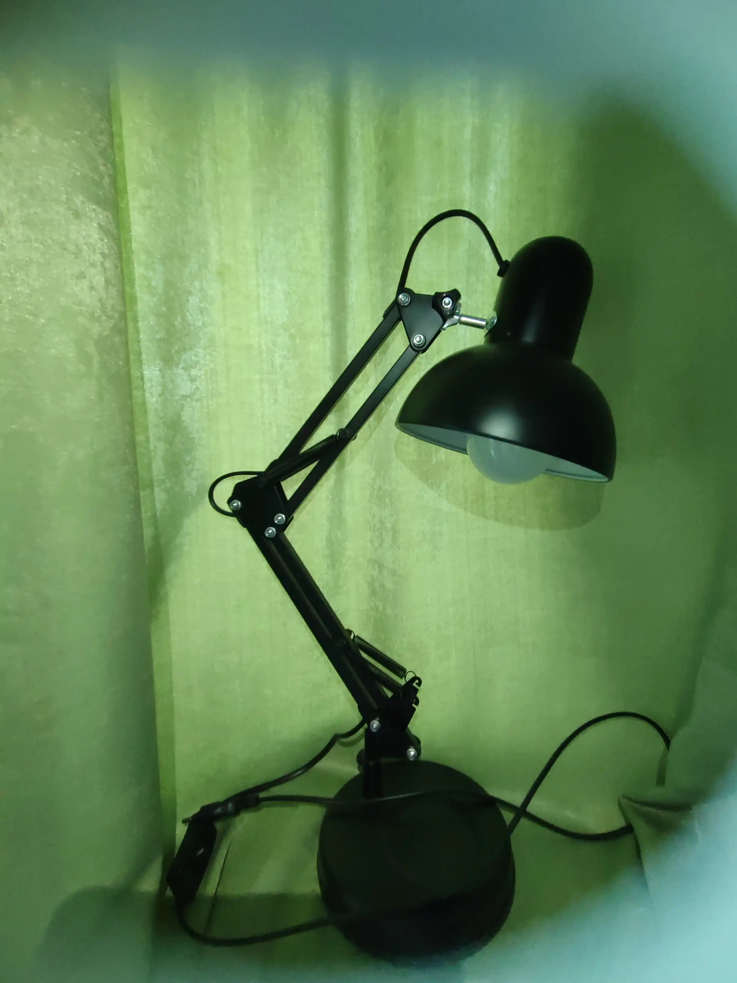 Stol chiroq, Piksar lampasi, metal korpus o'quvchilar uchun svetilnik chiroq qora, oq rang