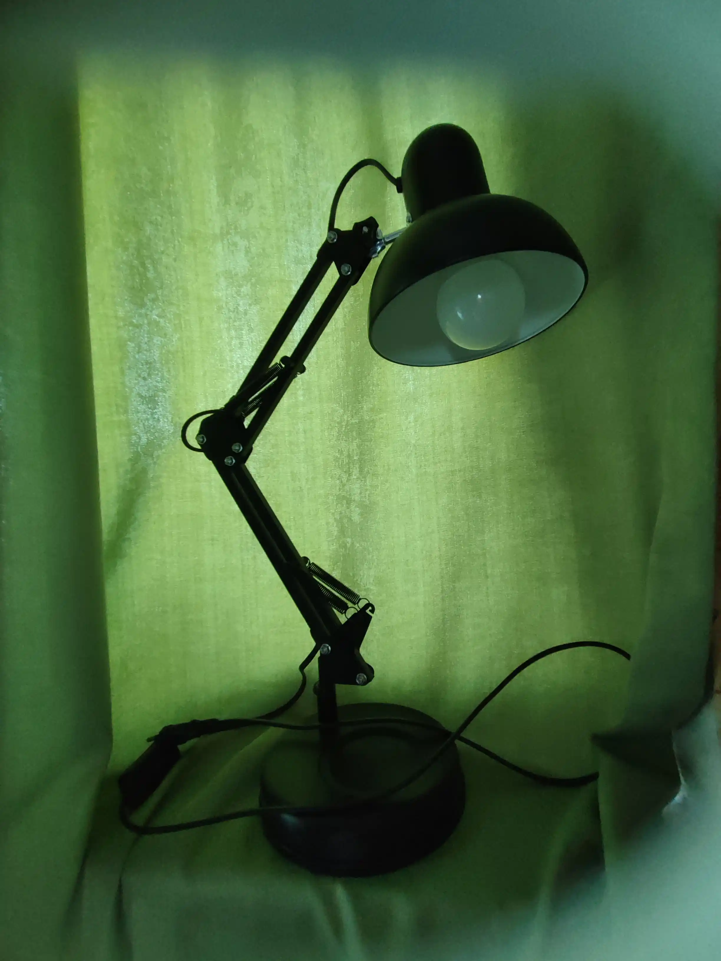 Stol chiroq, Piksar lampasi, metal korpus o'quvchilar uchun svetilnik chiroq qora, oq rang