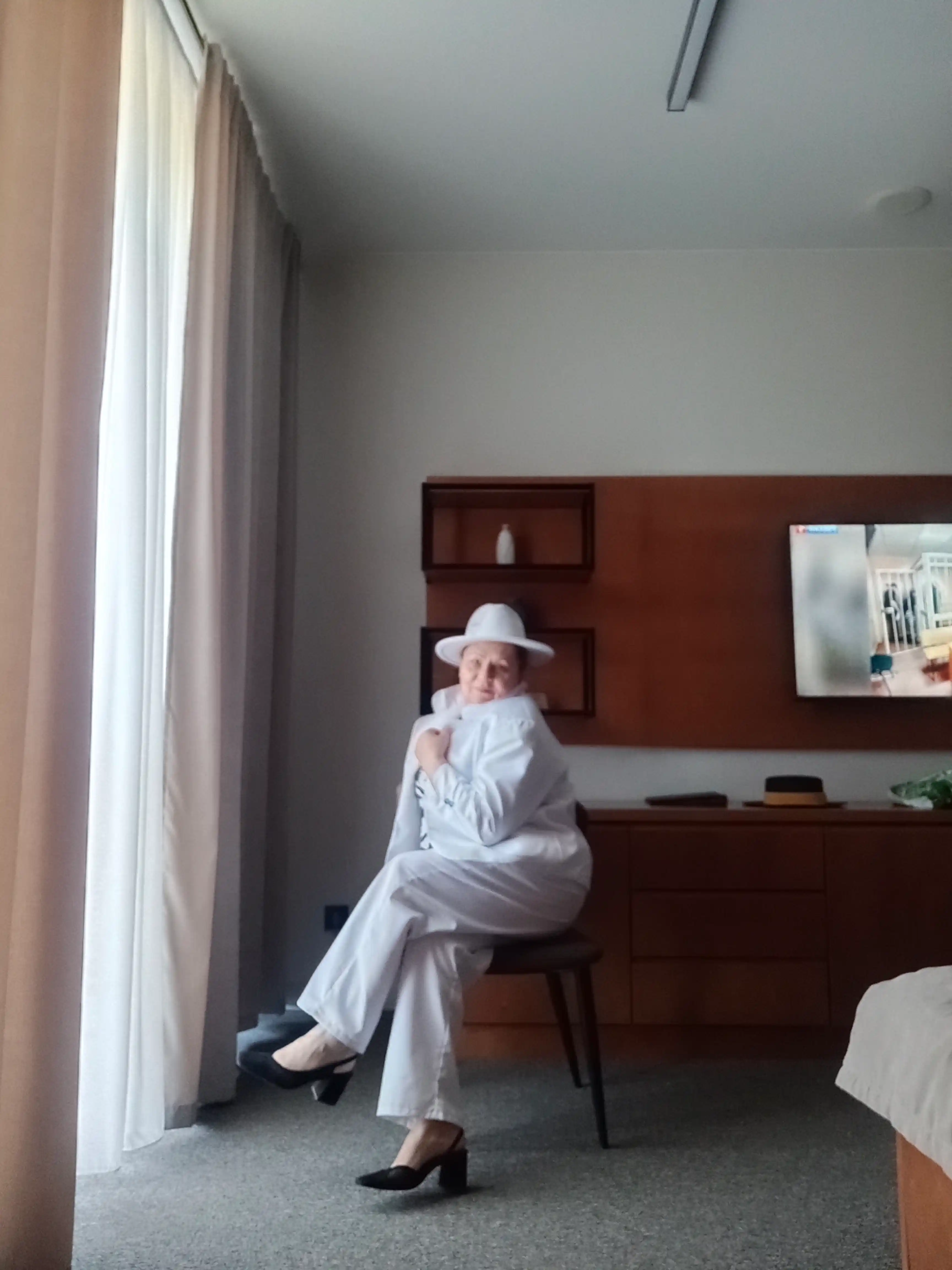 Ayollar shlyapasi "Bahor", fetrli, tor chegaralar bilan