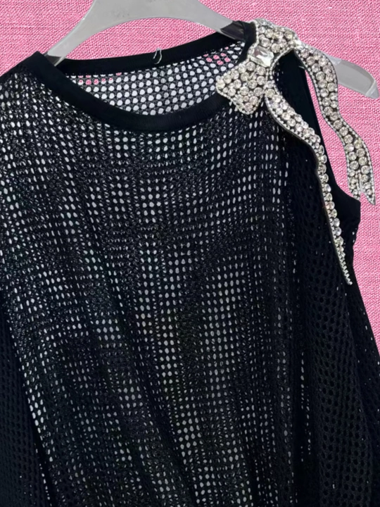 Блузка крупной вязки, с открытым плечом и узором, из страз Swarovski