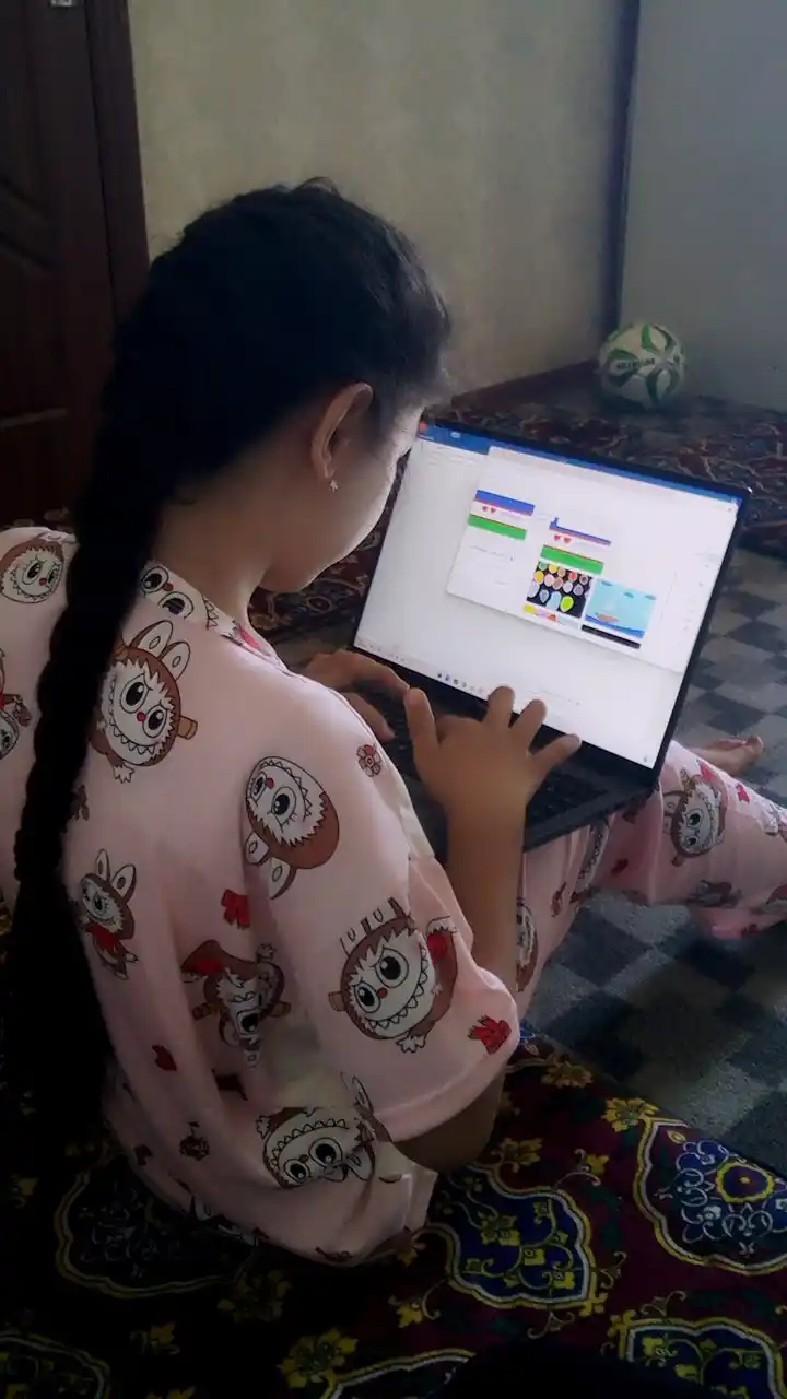 Ayollar uchun pijama 3 qismli: futbolka, shim, shortik. Yumshoq va qulay uy va uyqu uchun
