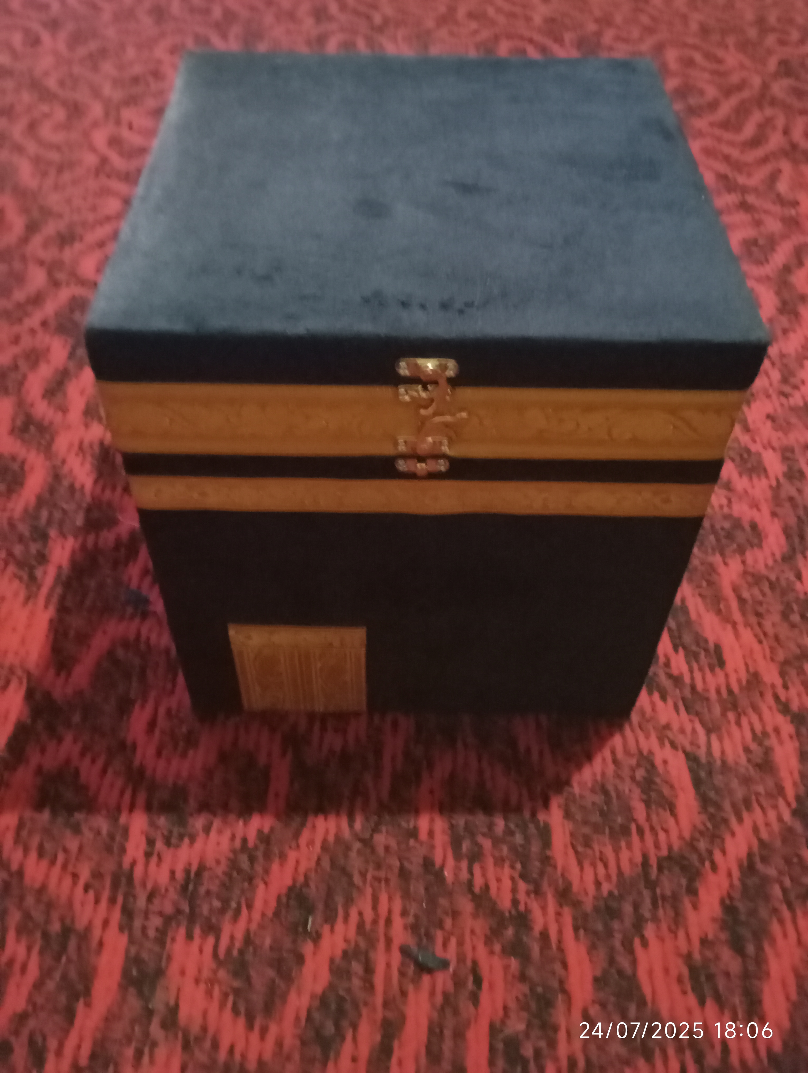 Diniy to'plam ibodat uchun Ka'ba korinishda: kitob, joynamoz, tasbeh