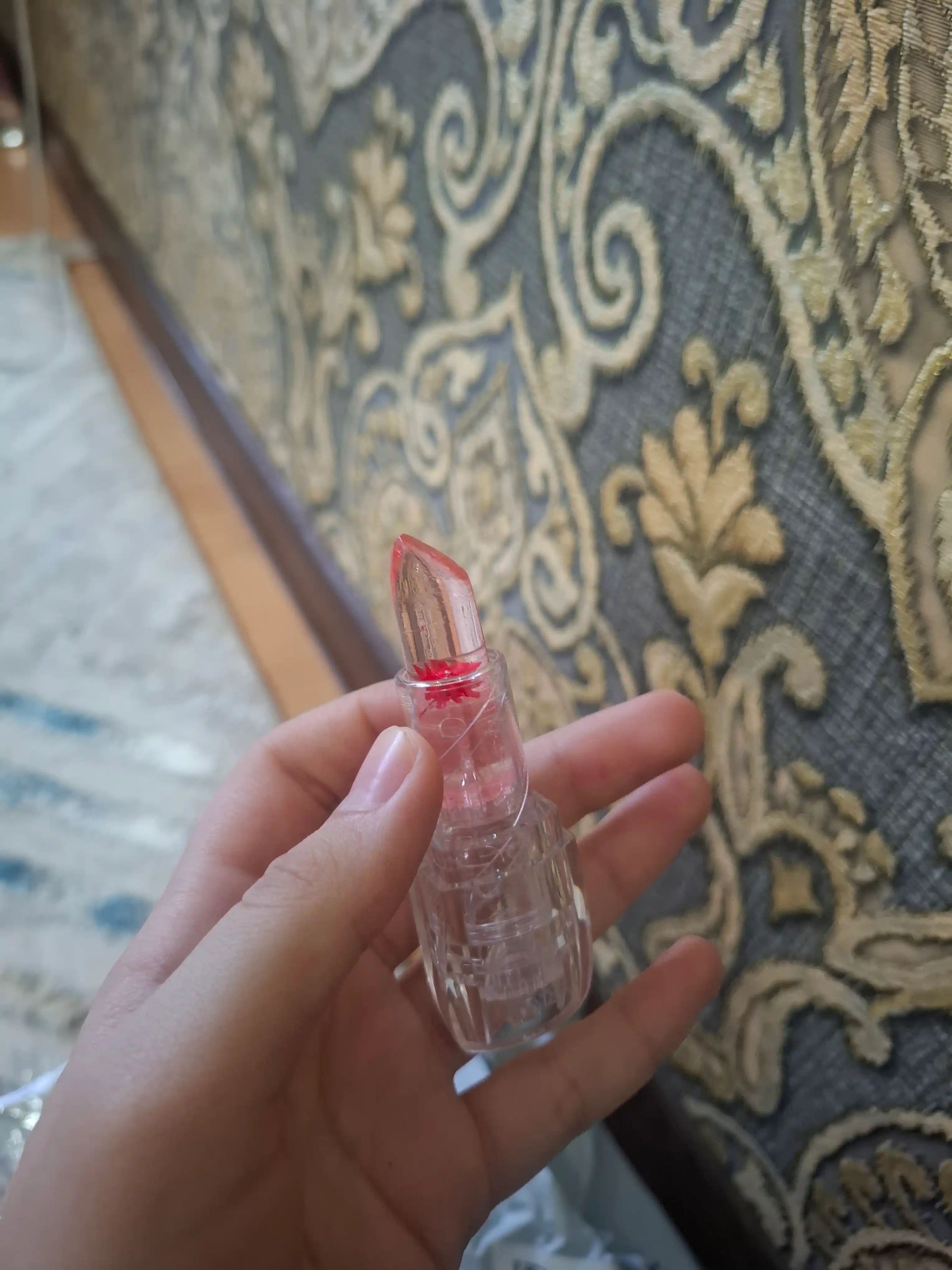 Gulli lab bo'yog'i, lablarni namlaydi va oziqlantiradi