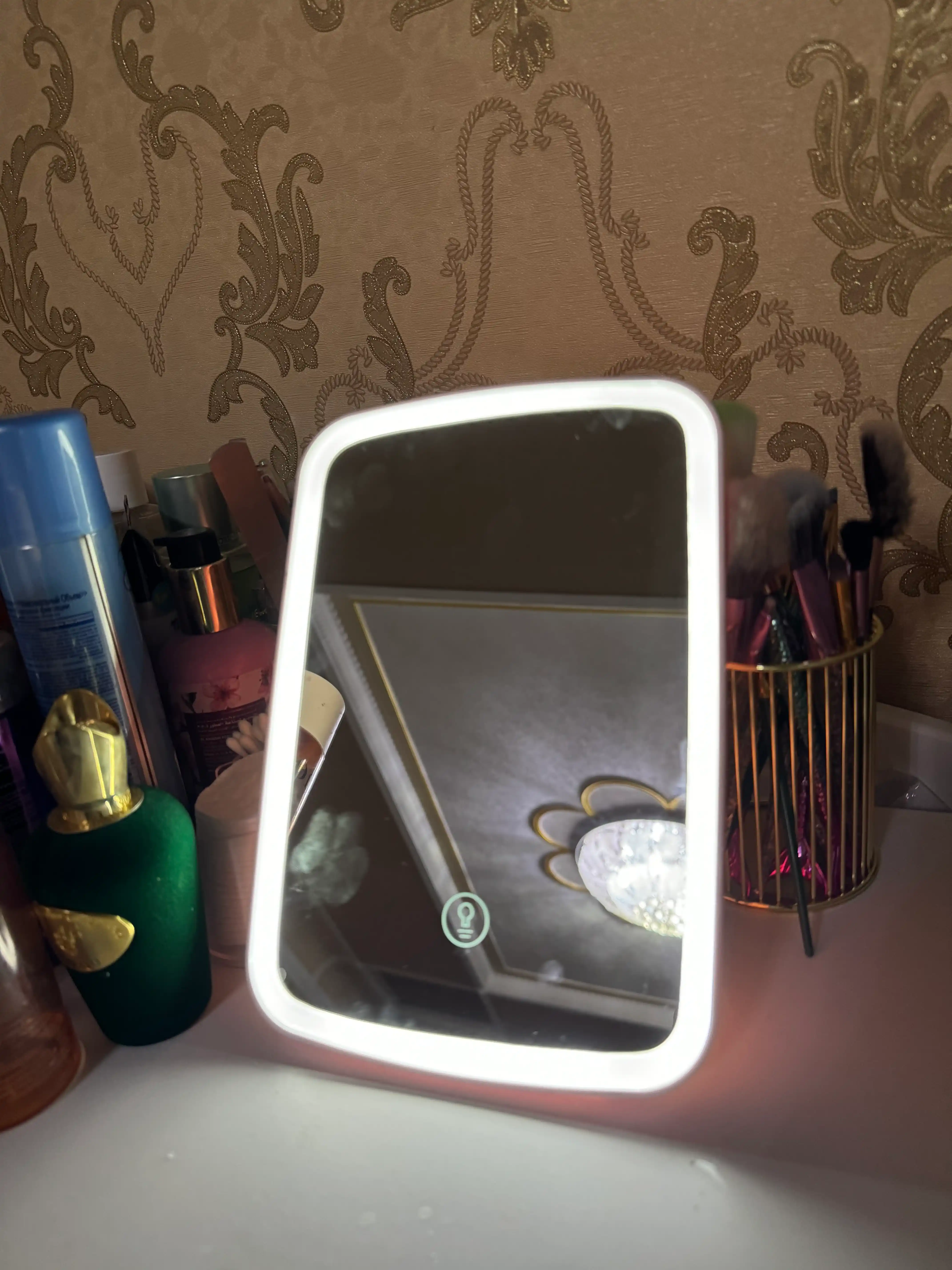 Yoritgichli kosmetik oyna, stol uchun, bo'yanish uchun, USB zaryadlash bilan