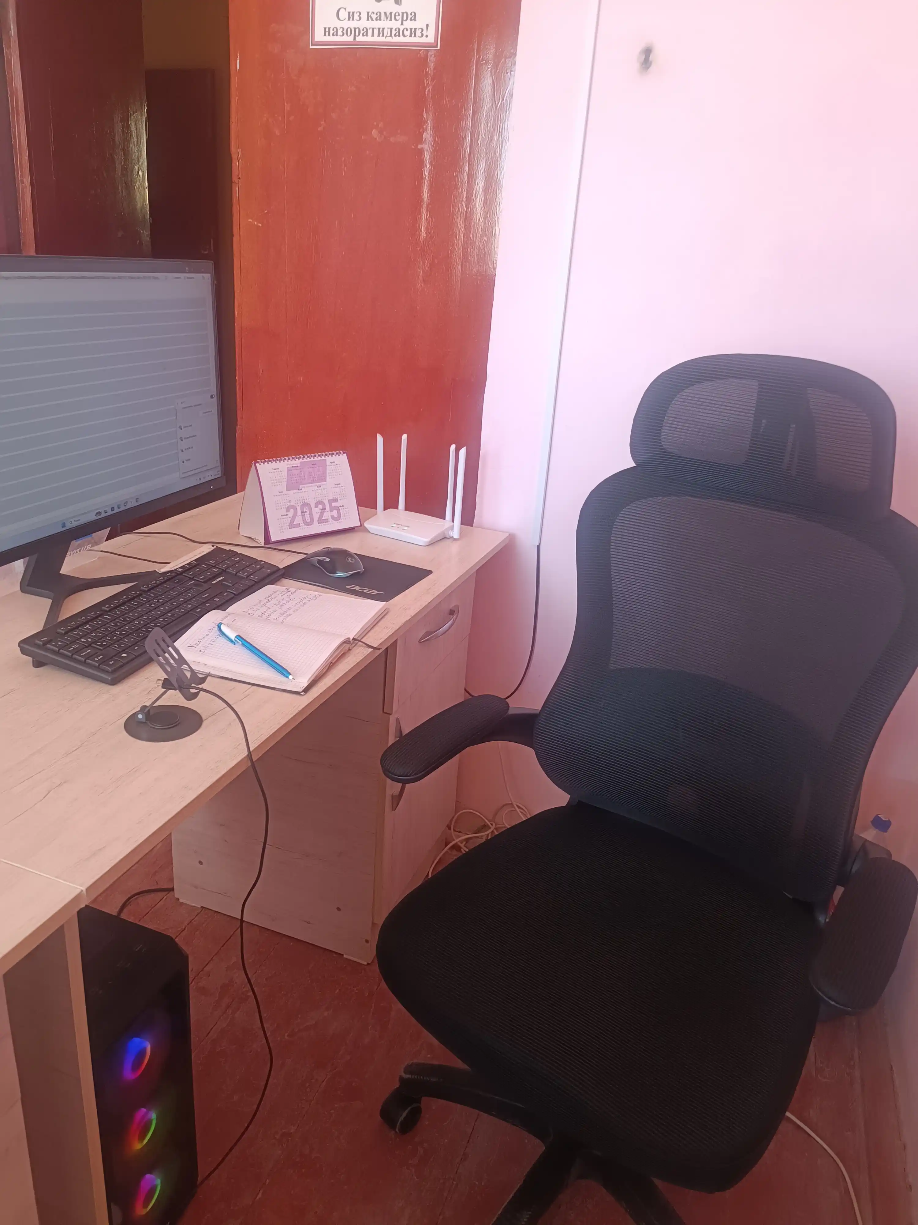 Orqa suyanchig‘i va bosh suyanchig‘i to‘rdan iborat CLERO ofis kreslosi, 120 kg gacha yuk ko‘taradi