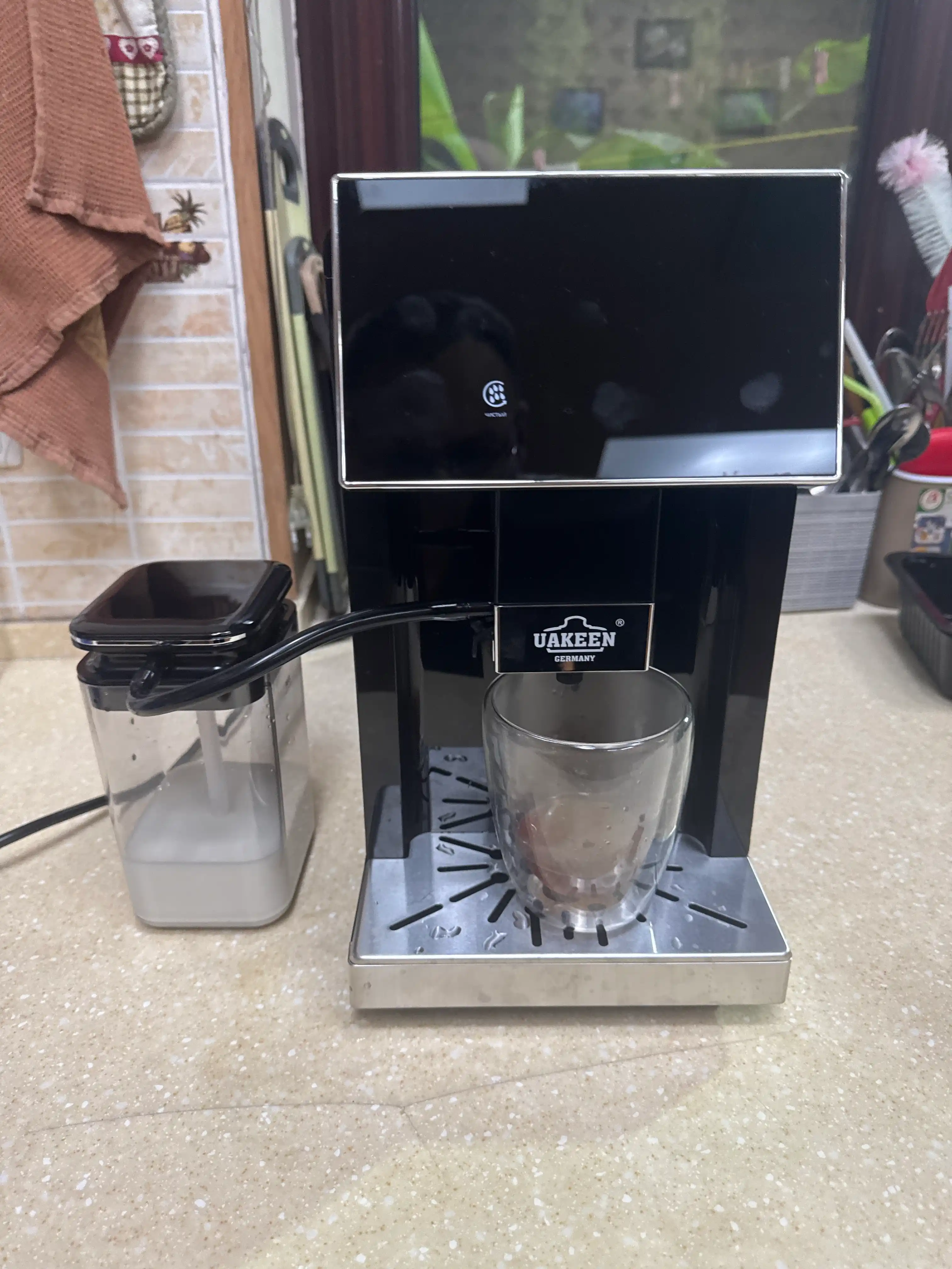 Kappuchino ishlab chiqaruvchisi bilan avtomatik donli qahva mashinasi Uakeen germany