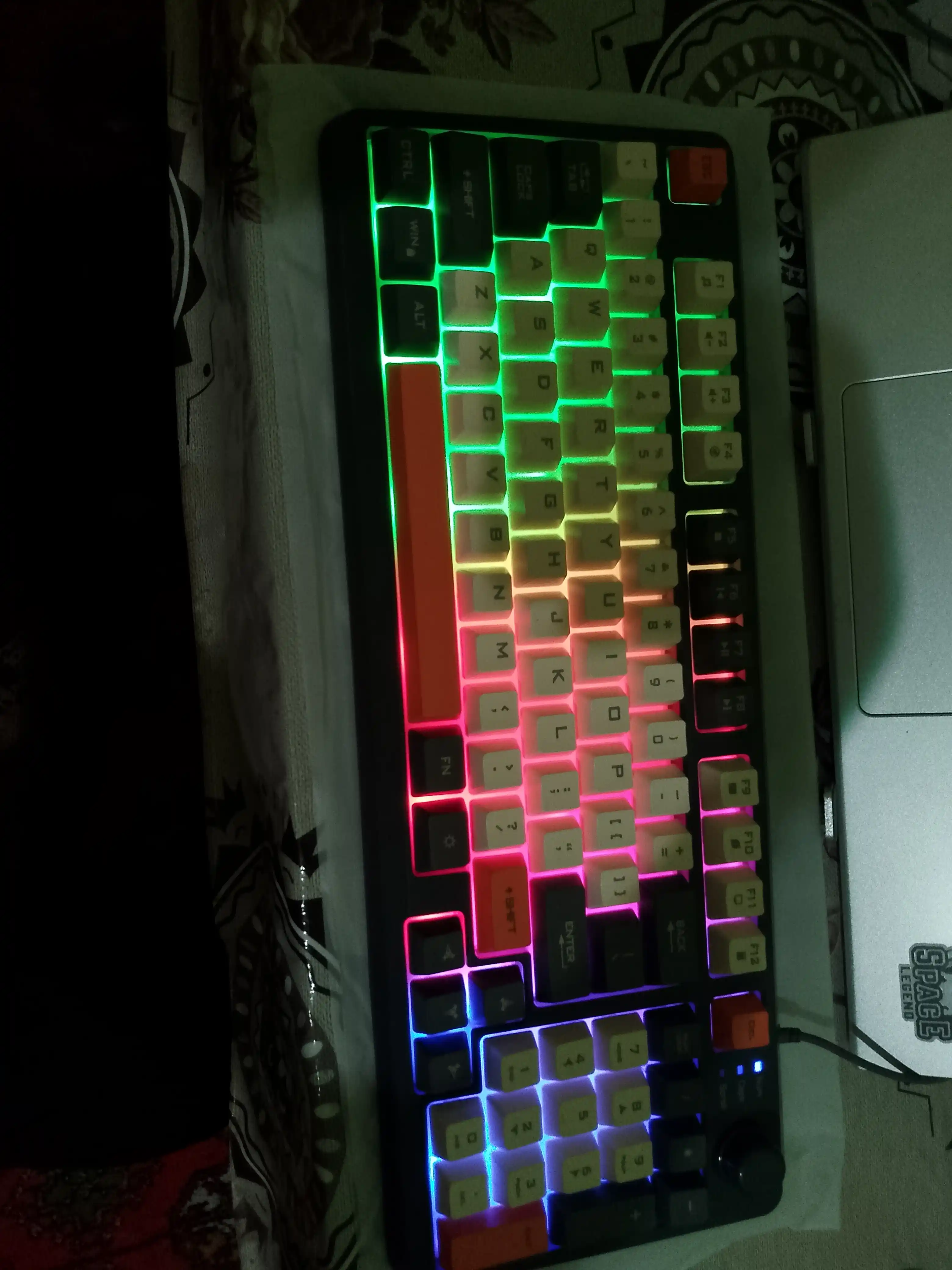 O'yin klaviaturasi simli K82, 98 tugmali, RGB yoritgichli
