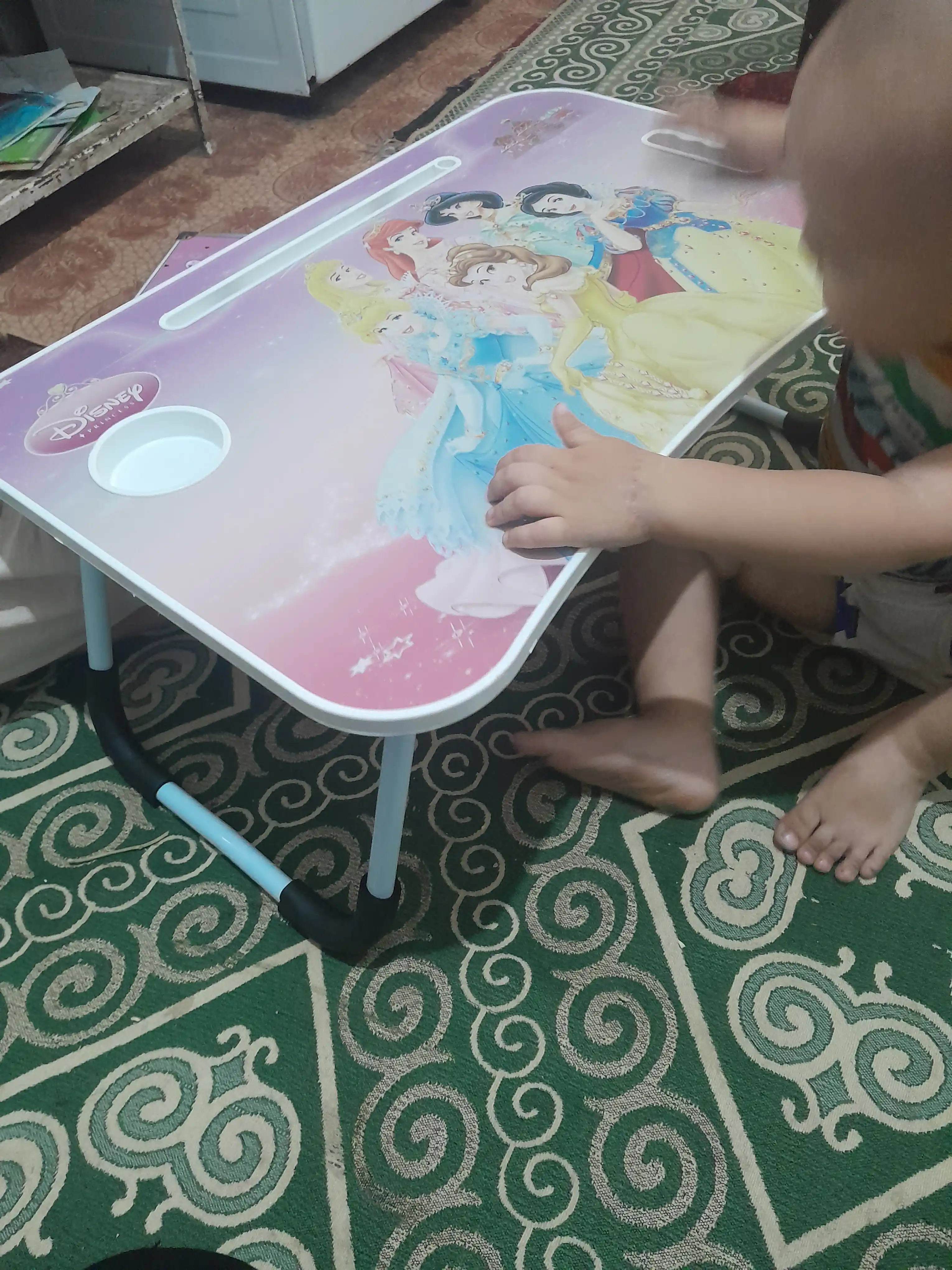 Ko'chma yig'iladigan stol parta, noutbuk, planshet, telefon, dars uchun rang tasodifiy