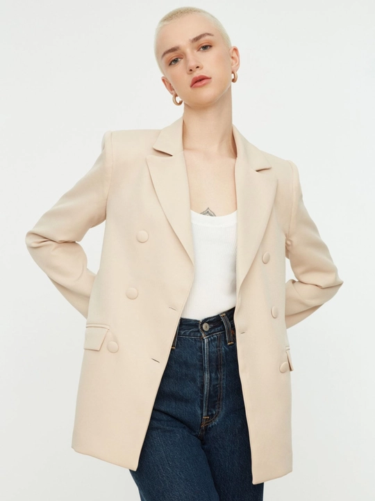Bej rangli to‘g‘ri bichimli ayollar jaketi