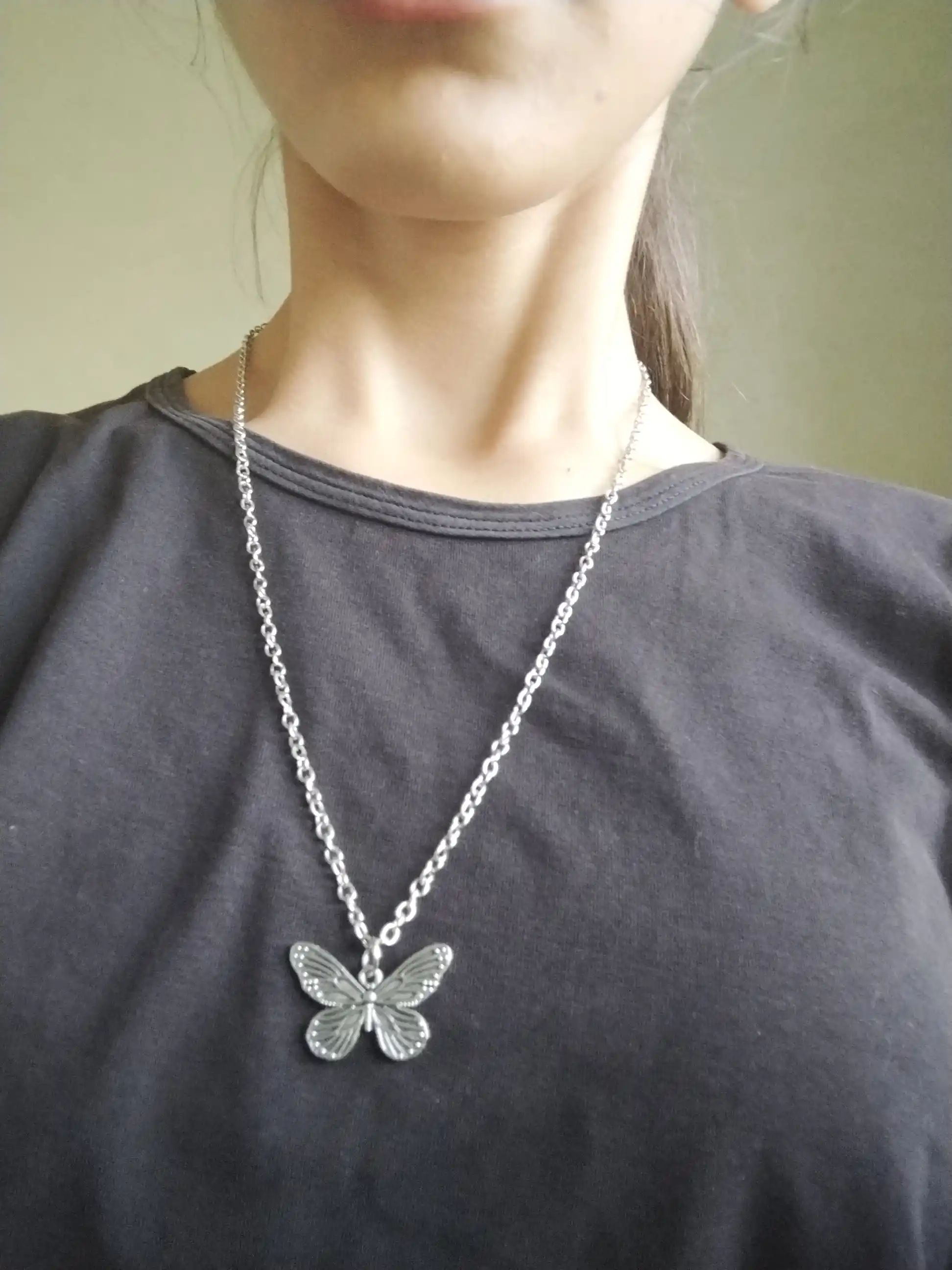 Yurak va kapalak ko'rinishidagi kulon uzun zanjir bilan
