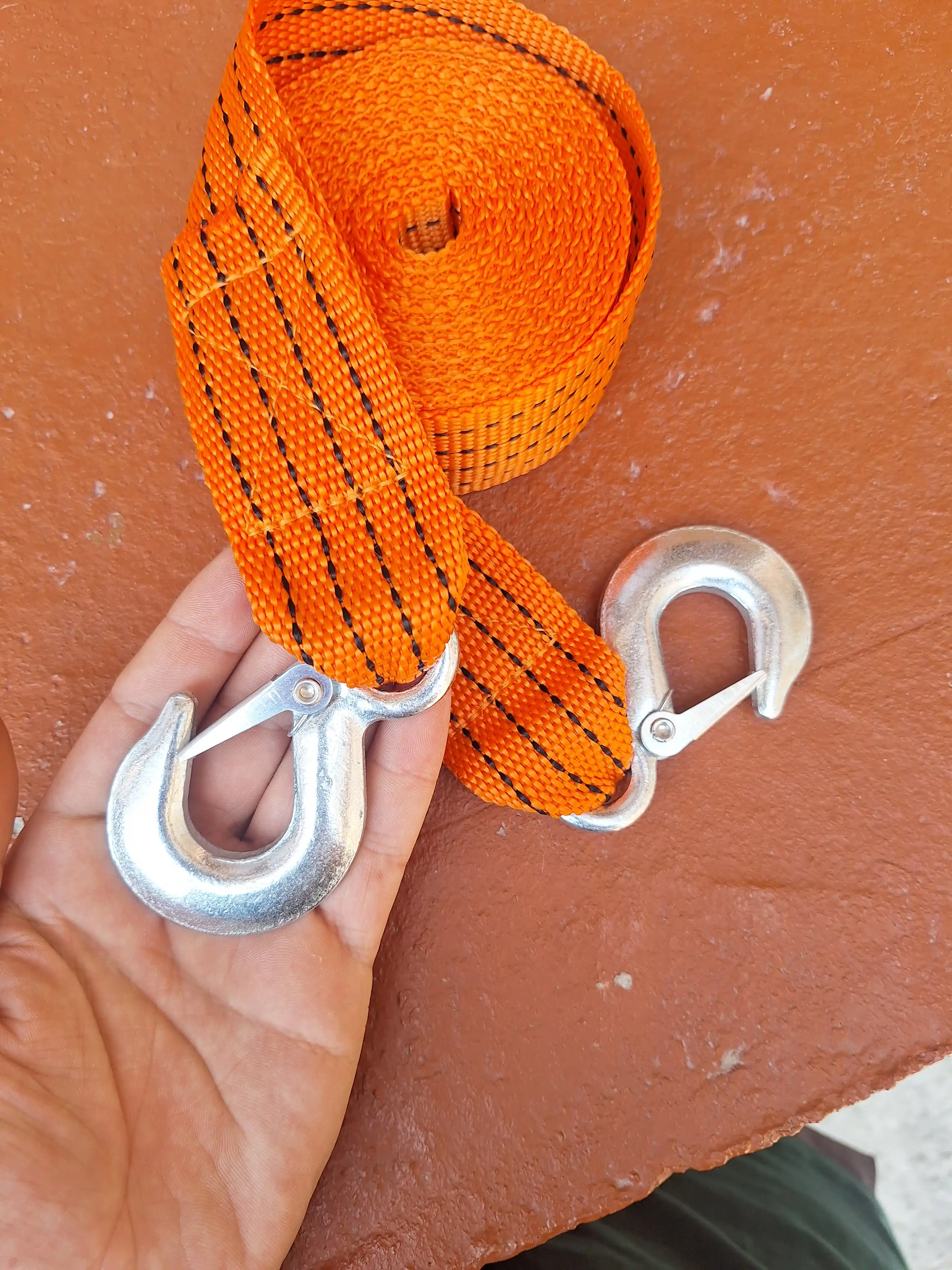 Avtomobil shatakka olish uchun tros, ikki ilgaklari bilan, 5 tonn gacha, uzunligi 4 m