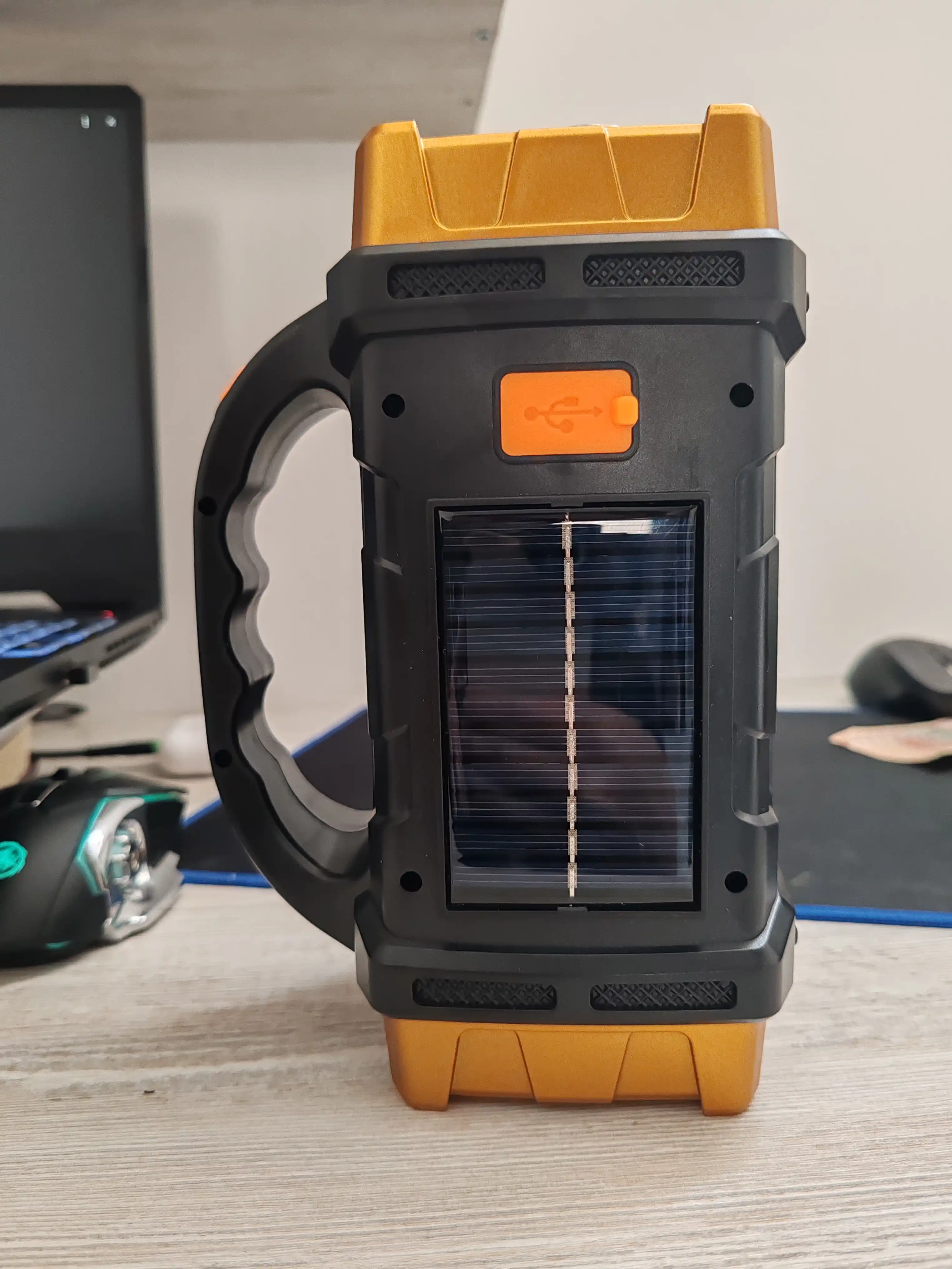 Solar Max Pro – Фонарь с солнечной панелью и Power Bank