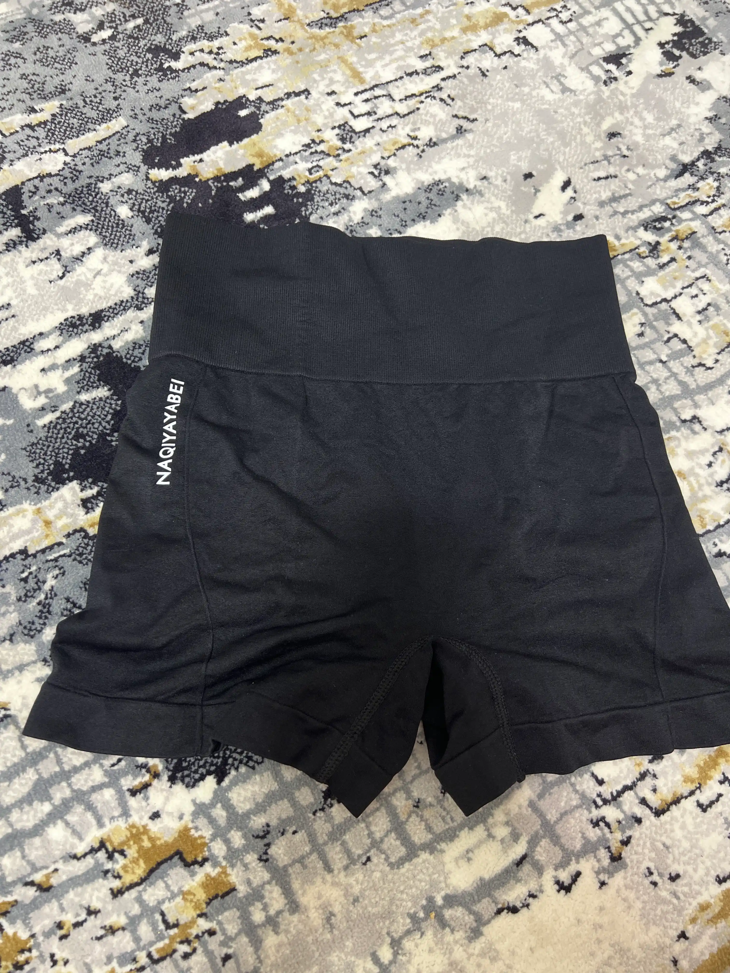 Ayollar sport shortiklari, yuqori posadkada