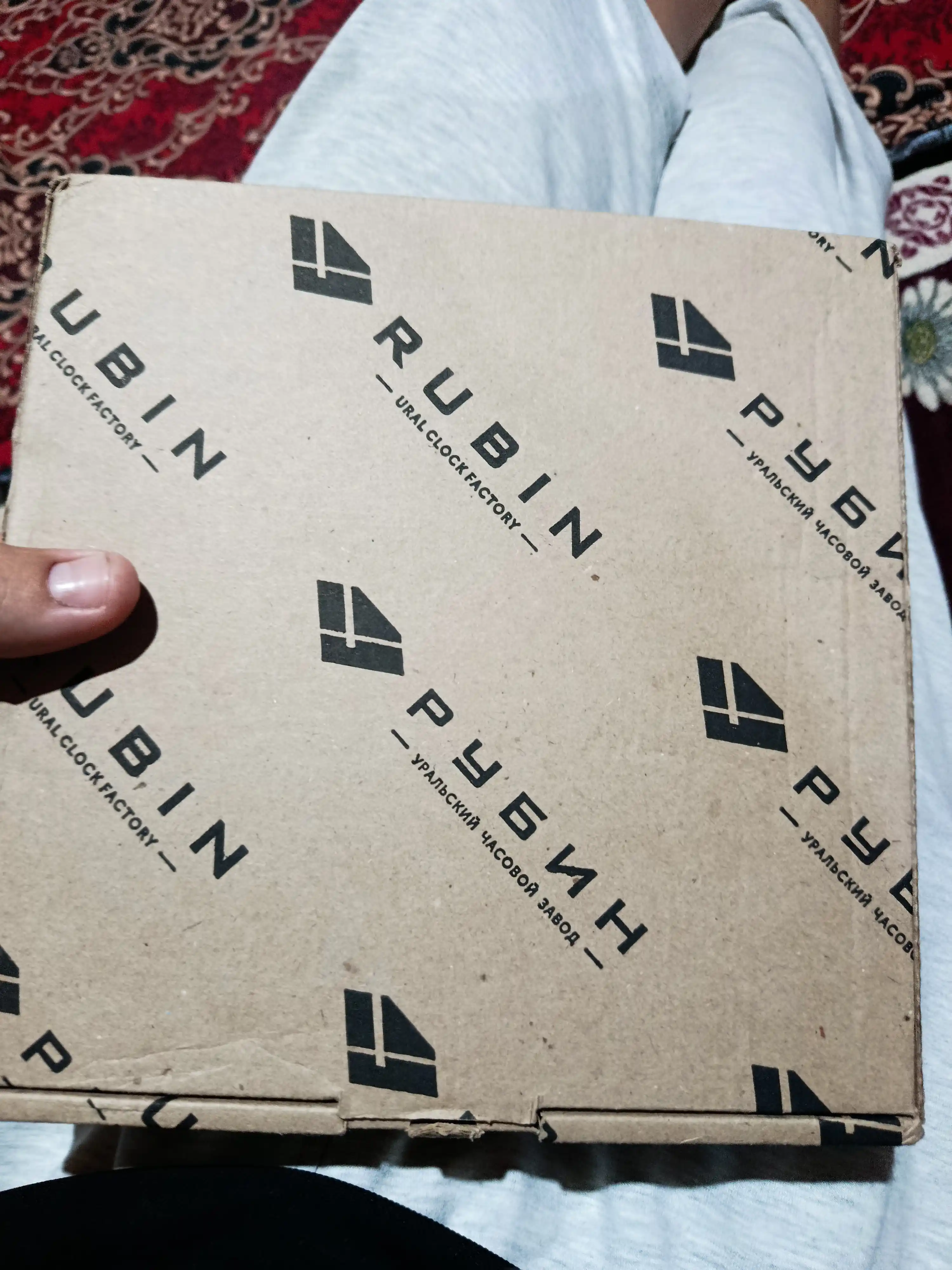 Ovozsiz devor soati "Rubin", kvadrat, 19 * 19 sm, sovg'a sifatida batareya