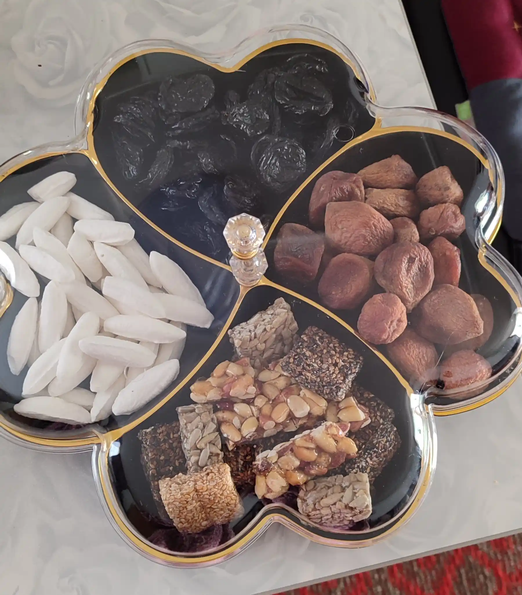 Shirinlik va quruq mevalar uchun shaffof qopqoqli likopcha-organayzer, 4 bo'limli