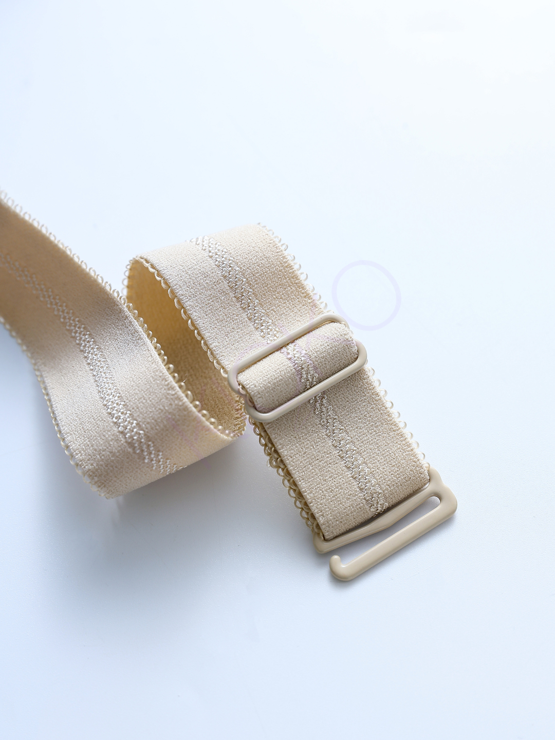 Eshakni narsalar bilan mushtlash Hojatxonadagi jinsiy aloqa yashirin kamera bilan tasvirga olingan.