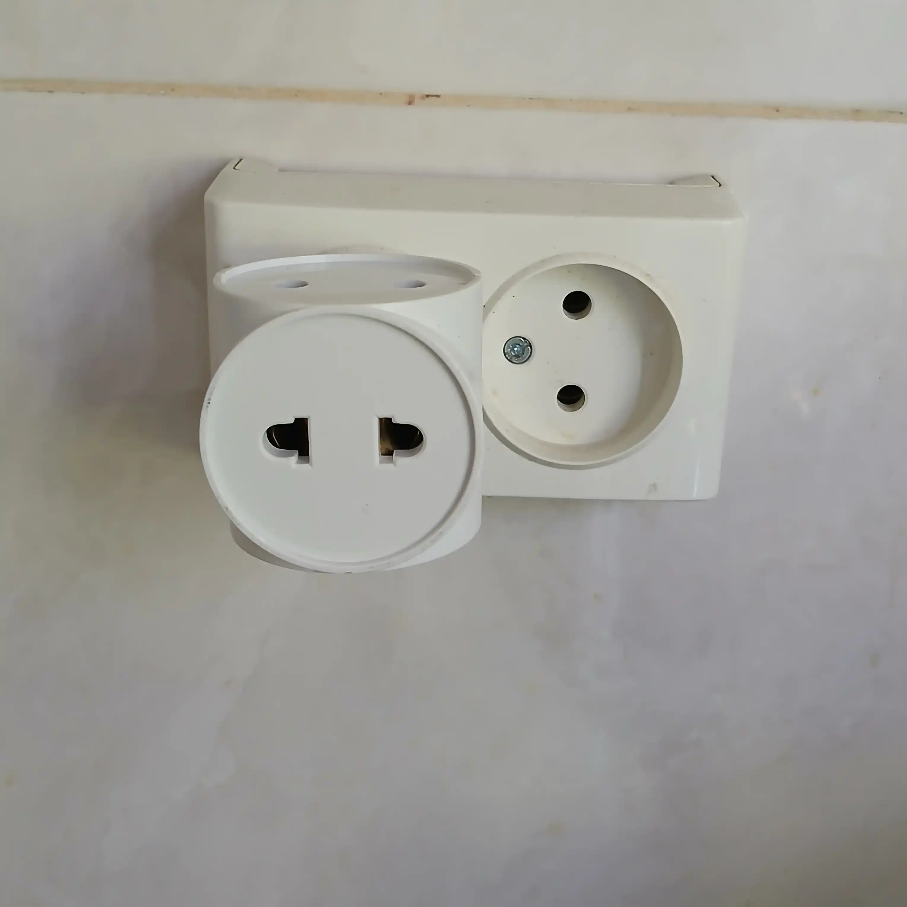 Beshr uchligi, adapter, 3 uyali, yerga ulanmagan, ixcham o‘lchamli, mustahkam korpus, B35