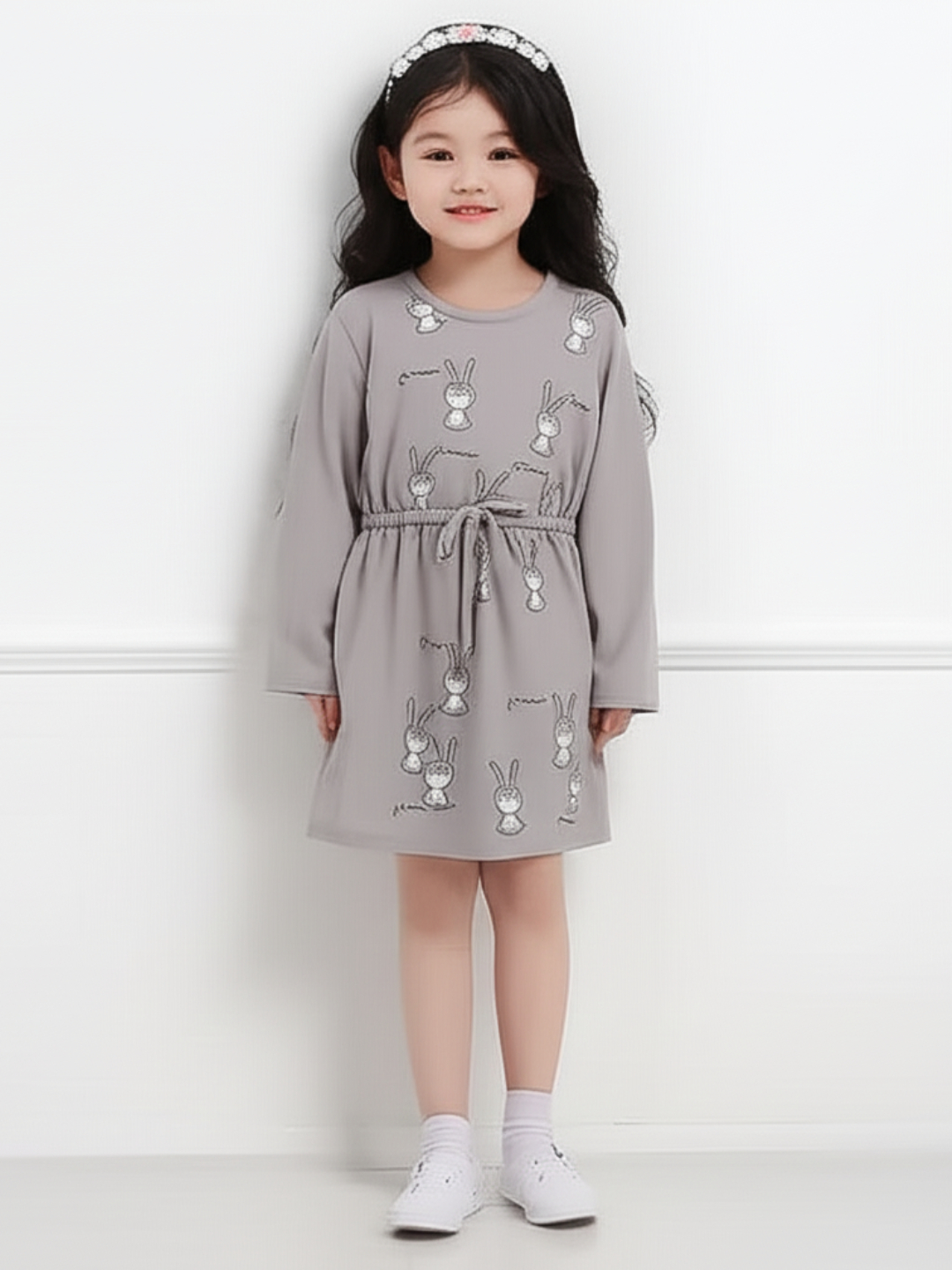 Koylak ostidagi qizning mushuki