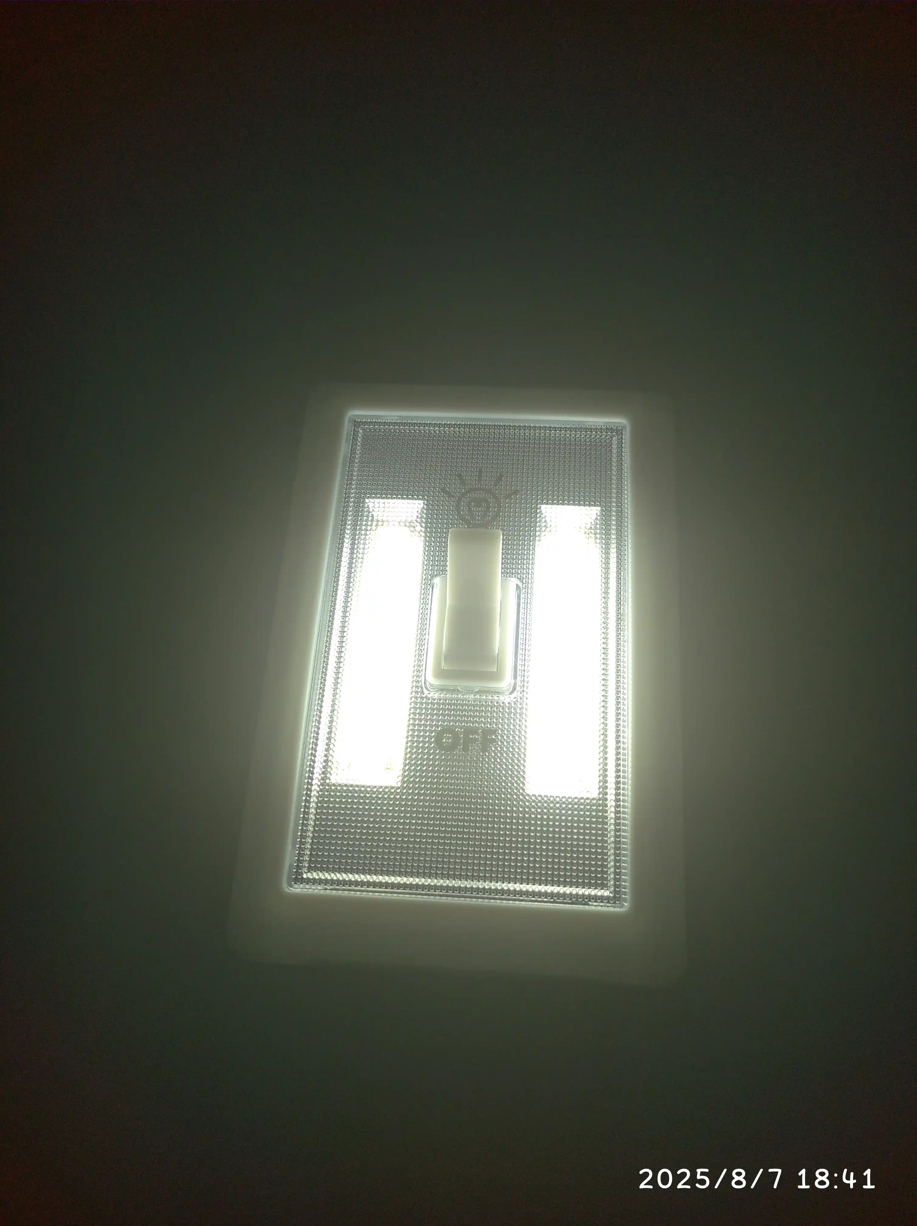 Simsiz COB LED kalit chiroq, batareykali devor va shkaf yoritgichi