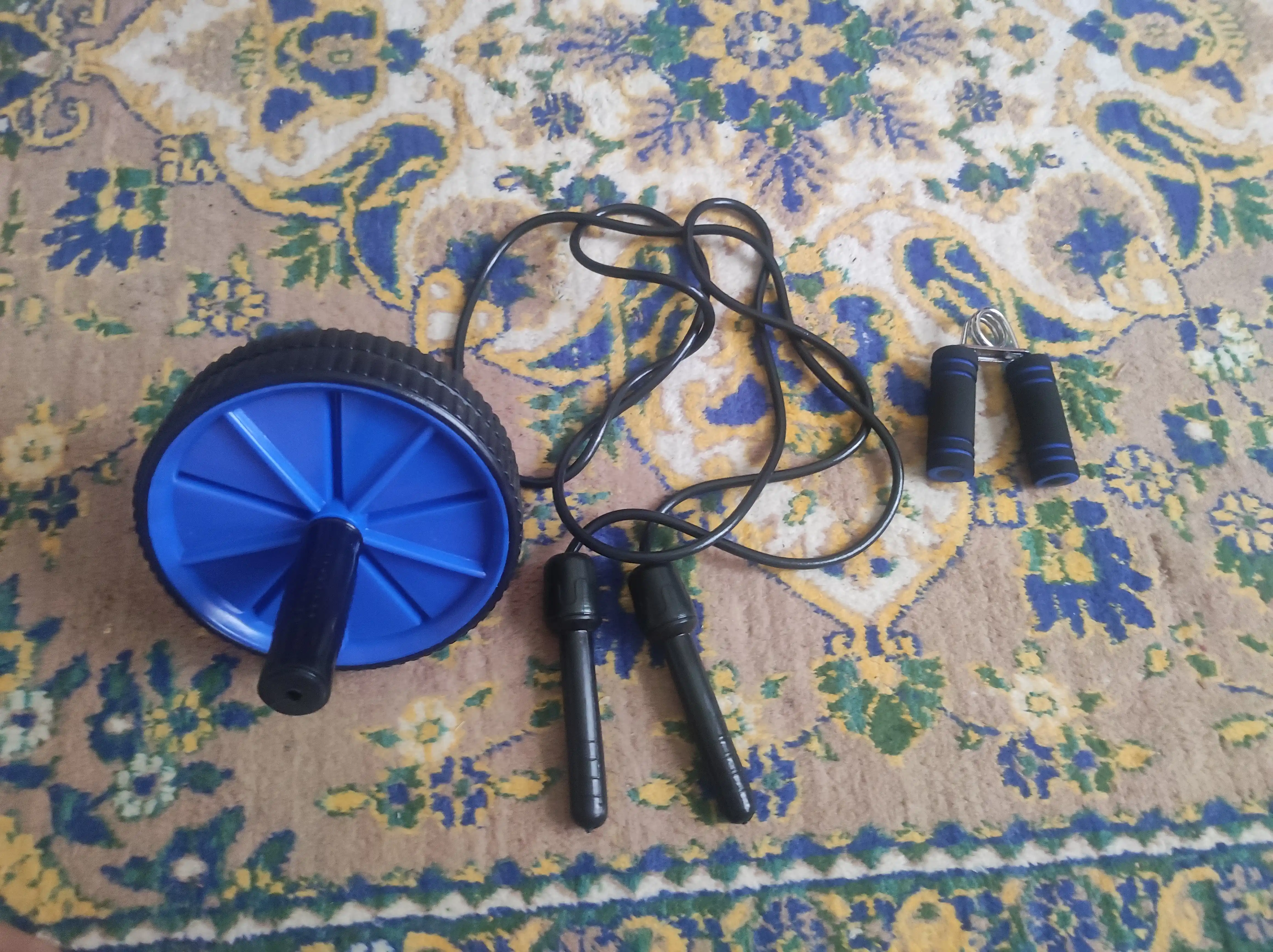 Espander, pres rolik, sakrash arqoni hammasi bitta to‘plamda