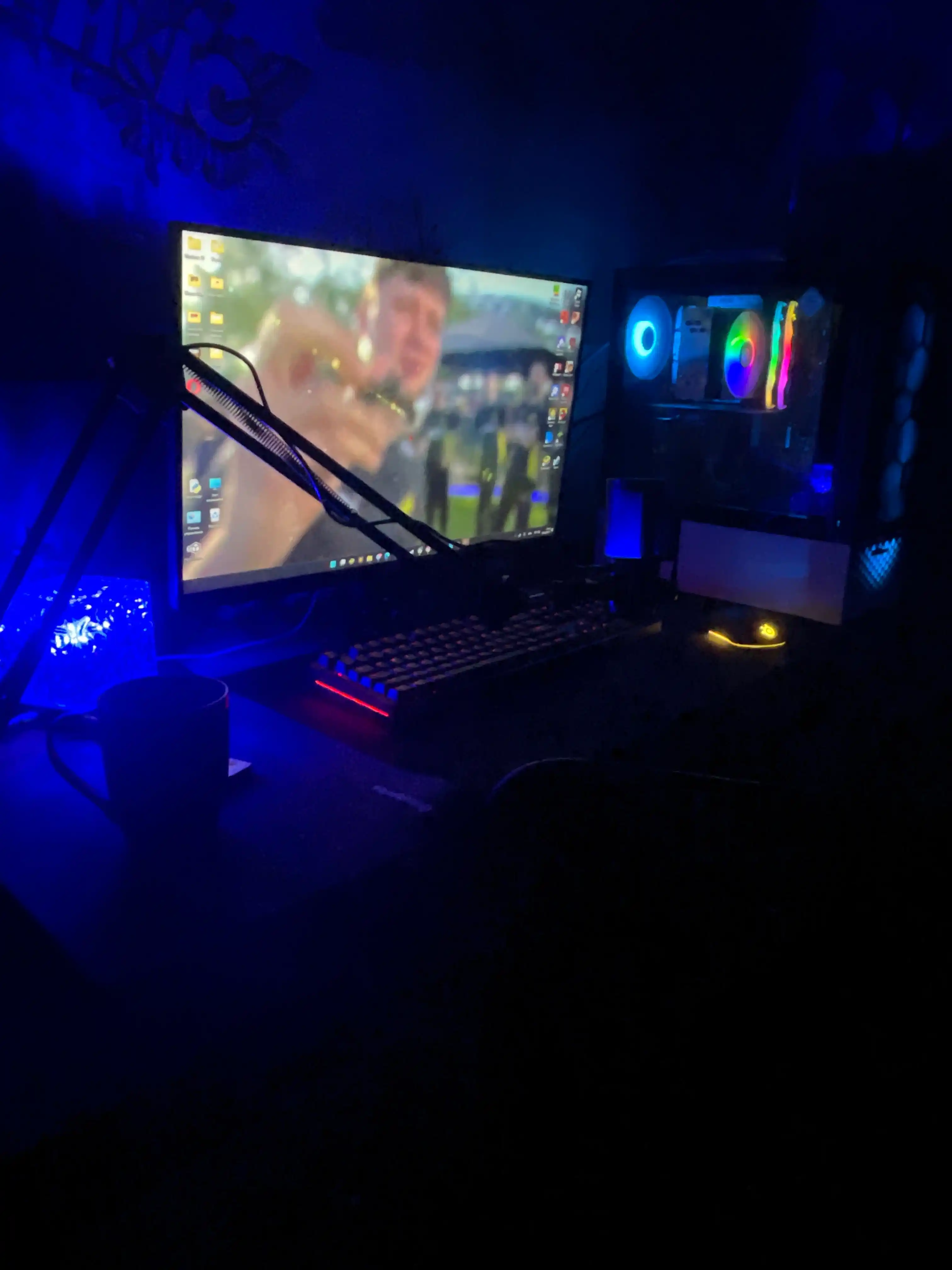 Микрофон конденсаторный игровой с подсветкой RGB с кронштейном, с поп-фильтром для стримов