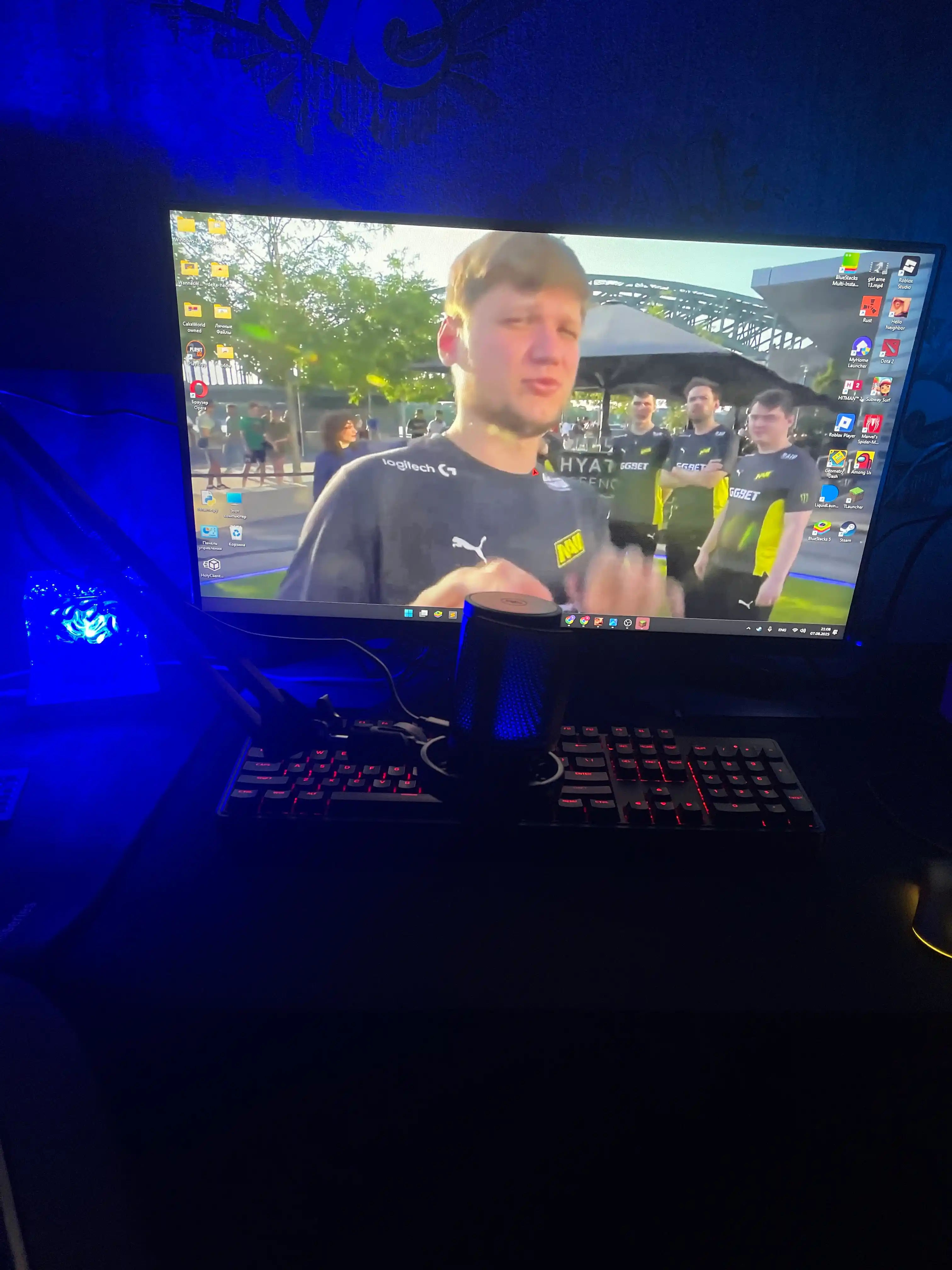 Микрофон конденсаторный игровой с подсветкой RGB с кронштейном, с поп-фильтром для стримов