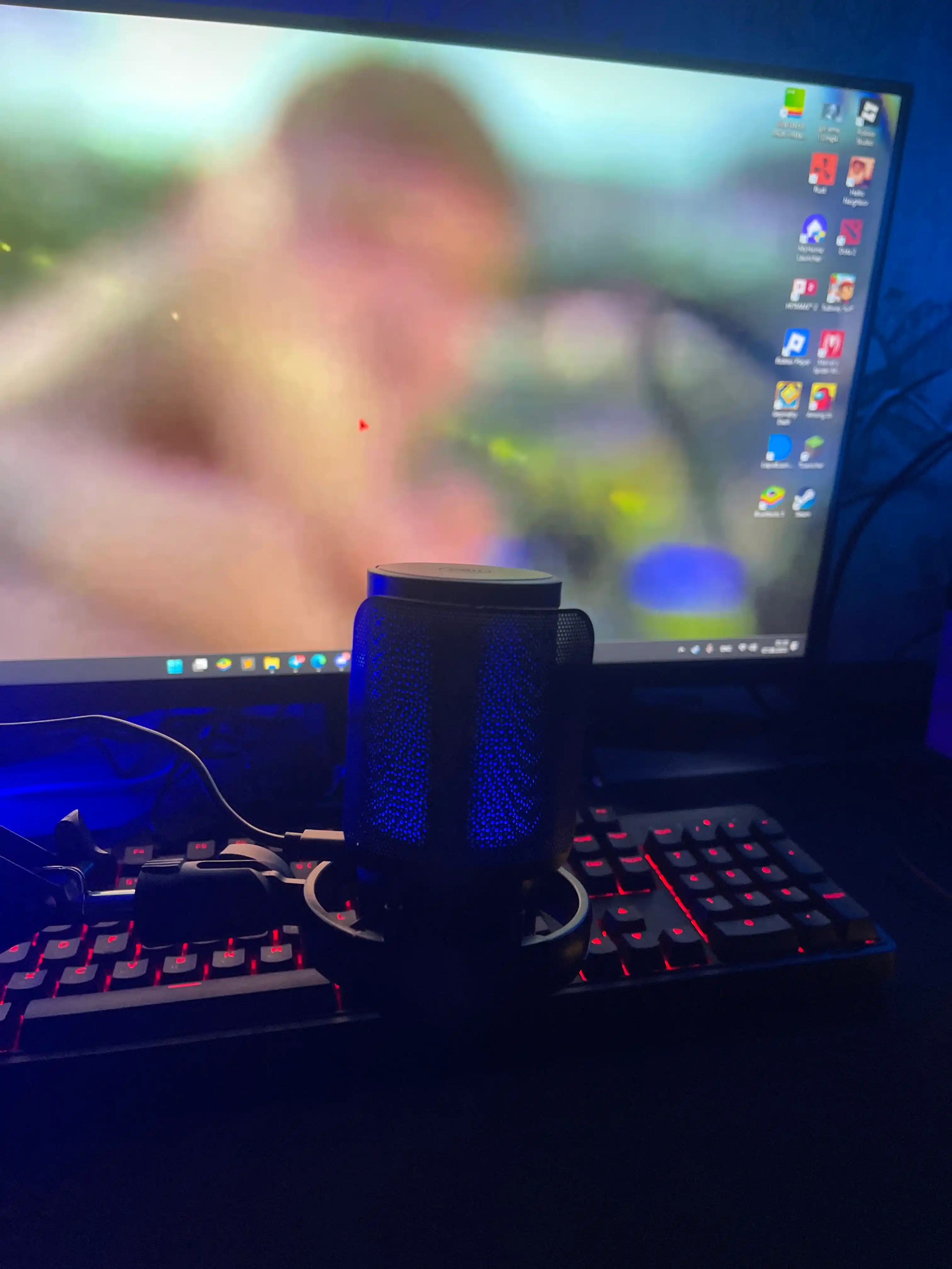 Микрофон конденсаторный игровой с подсветкой RGB с кронштейном, с поп-фильтром для стримов