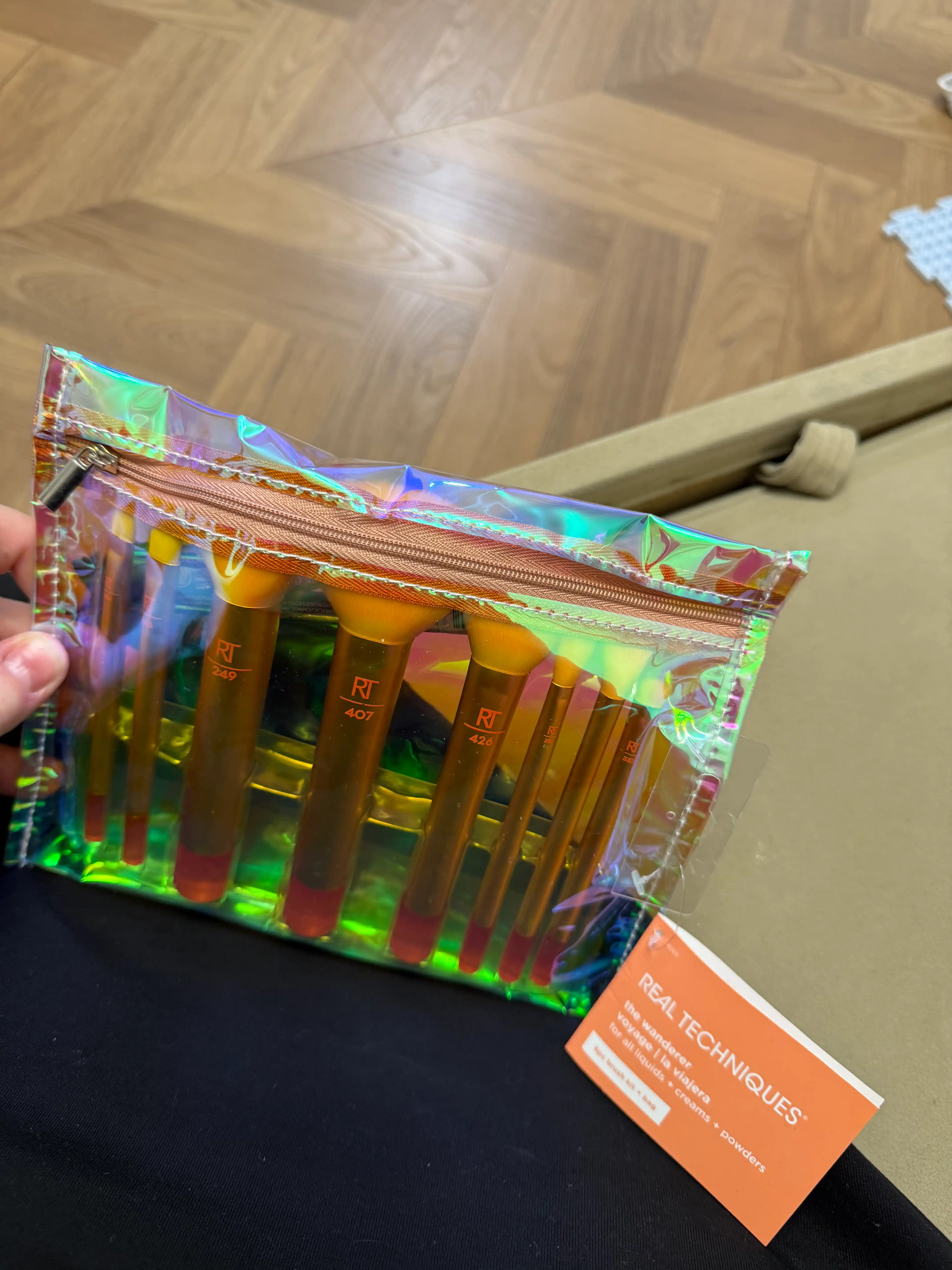 Real Techniques makiyaj uchun gubkali kosmetik cho‘tkalar to‘plami. Pardoz uchun kistochka