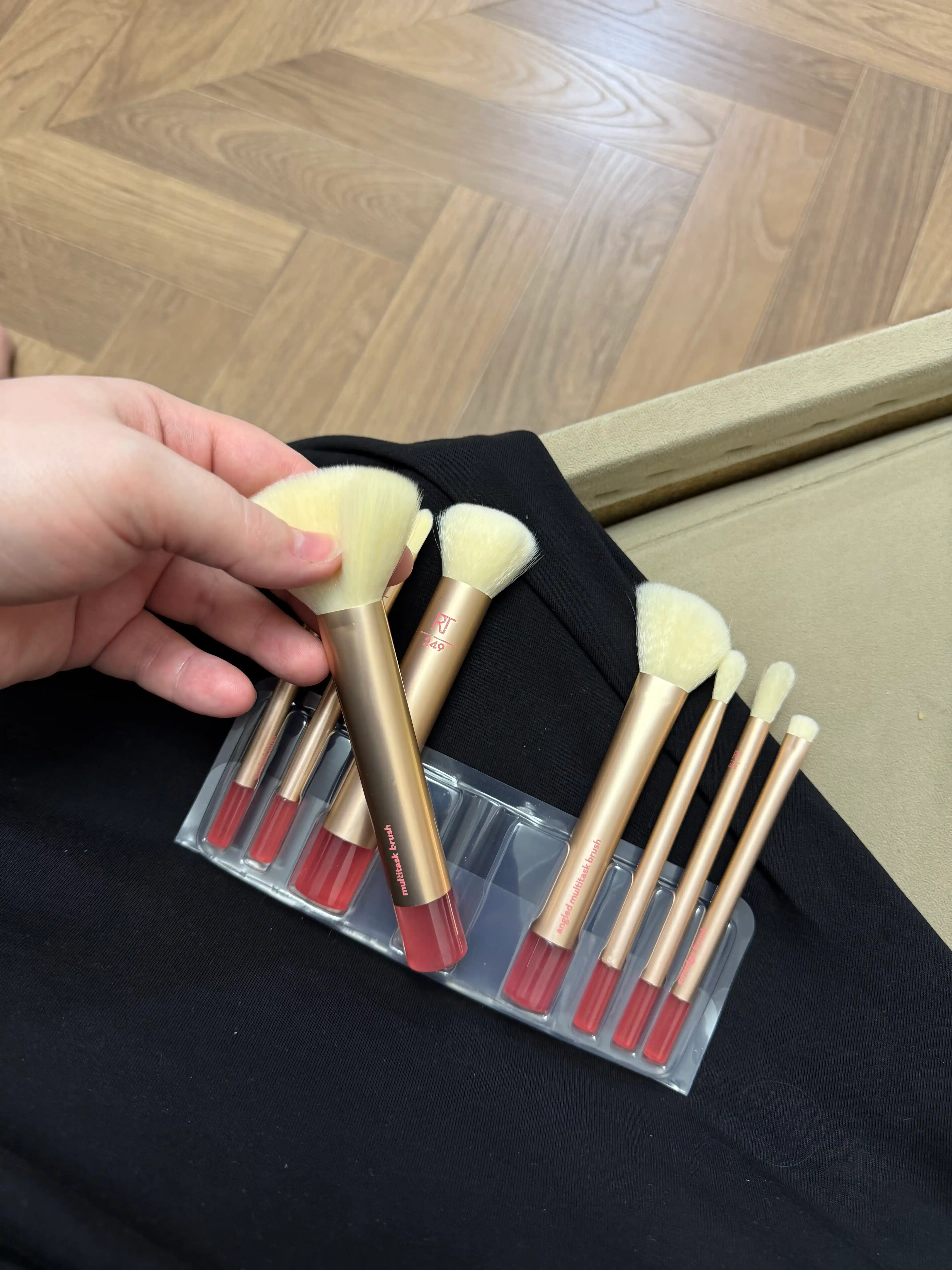 Real Techniques makiyaj uchun gubkali kosmetik cho‘tkalar to‘plami. Pardoz uchun kistochka