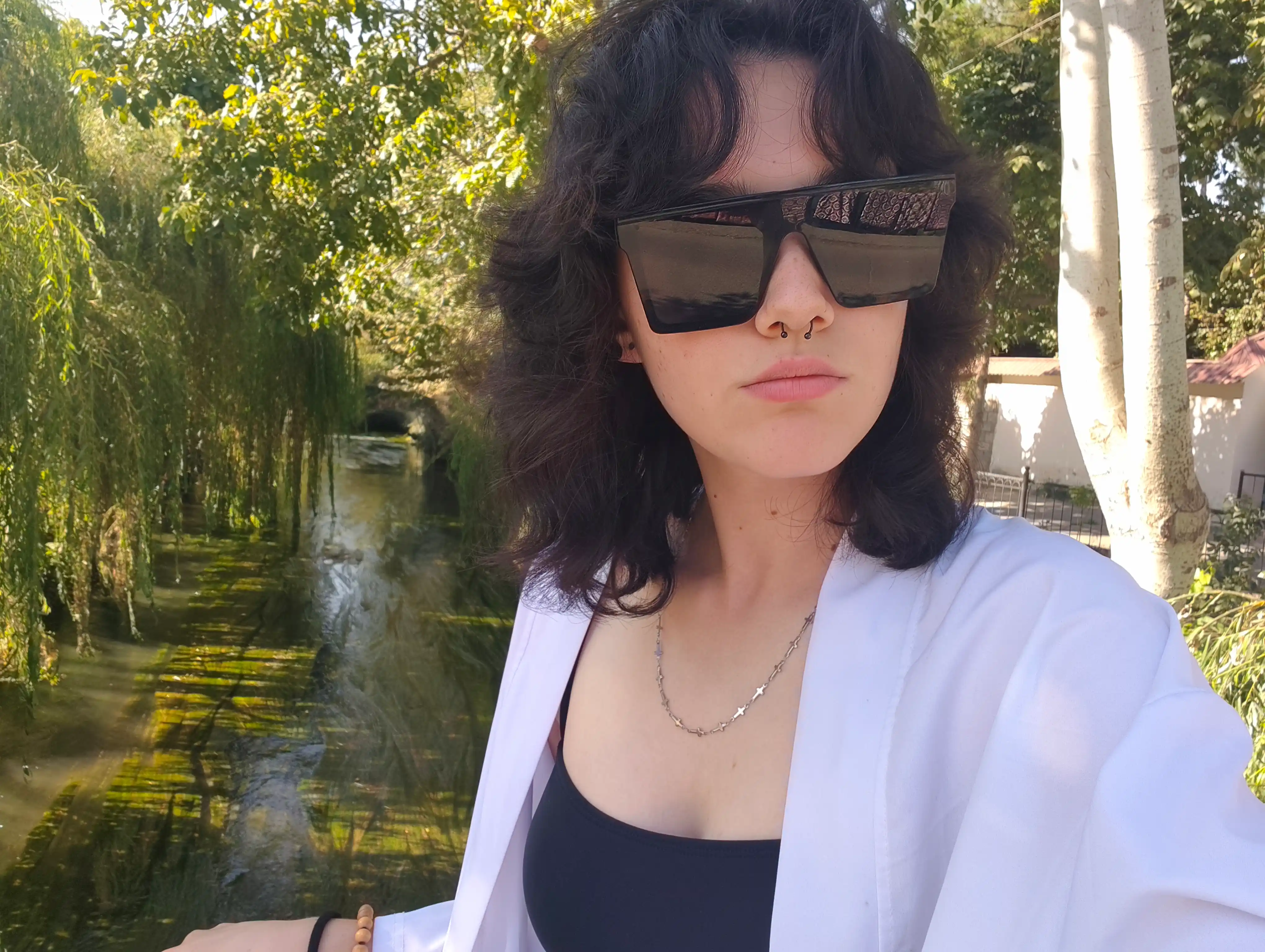 Katta to'rtburchaklar quyoshdan saqlaydigan ko'zoynaklar
