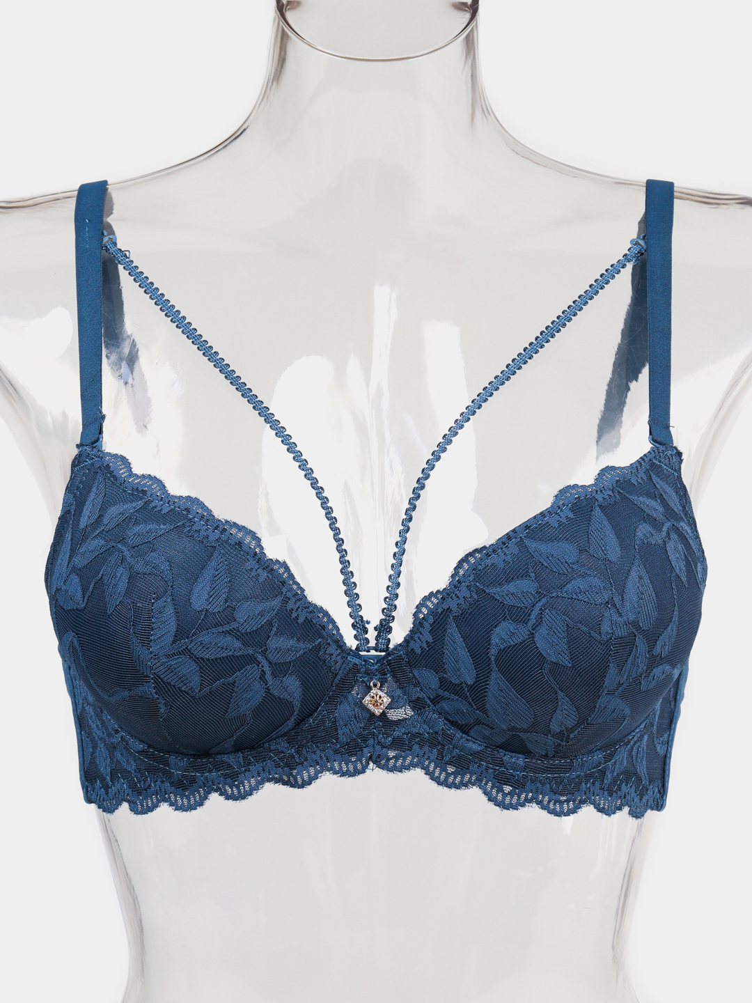 Yalangoch ayol dumbalarini silkitib