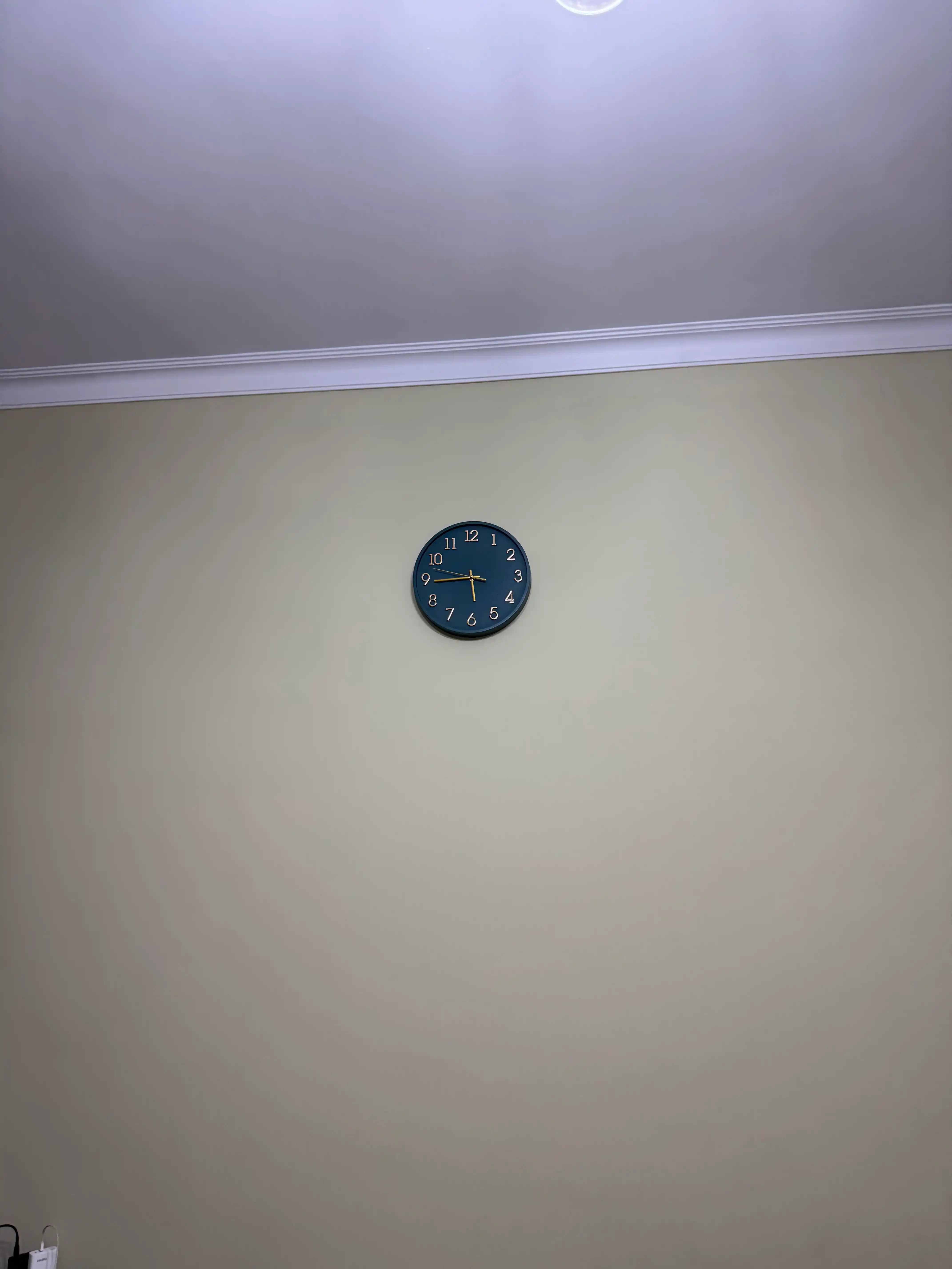 Devor soati, jim, yumaloq, diametri 28 sm, sovg'a sifatida batareya