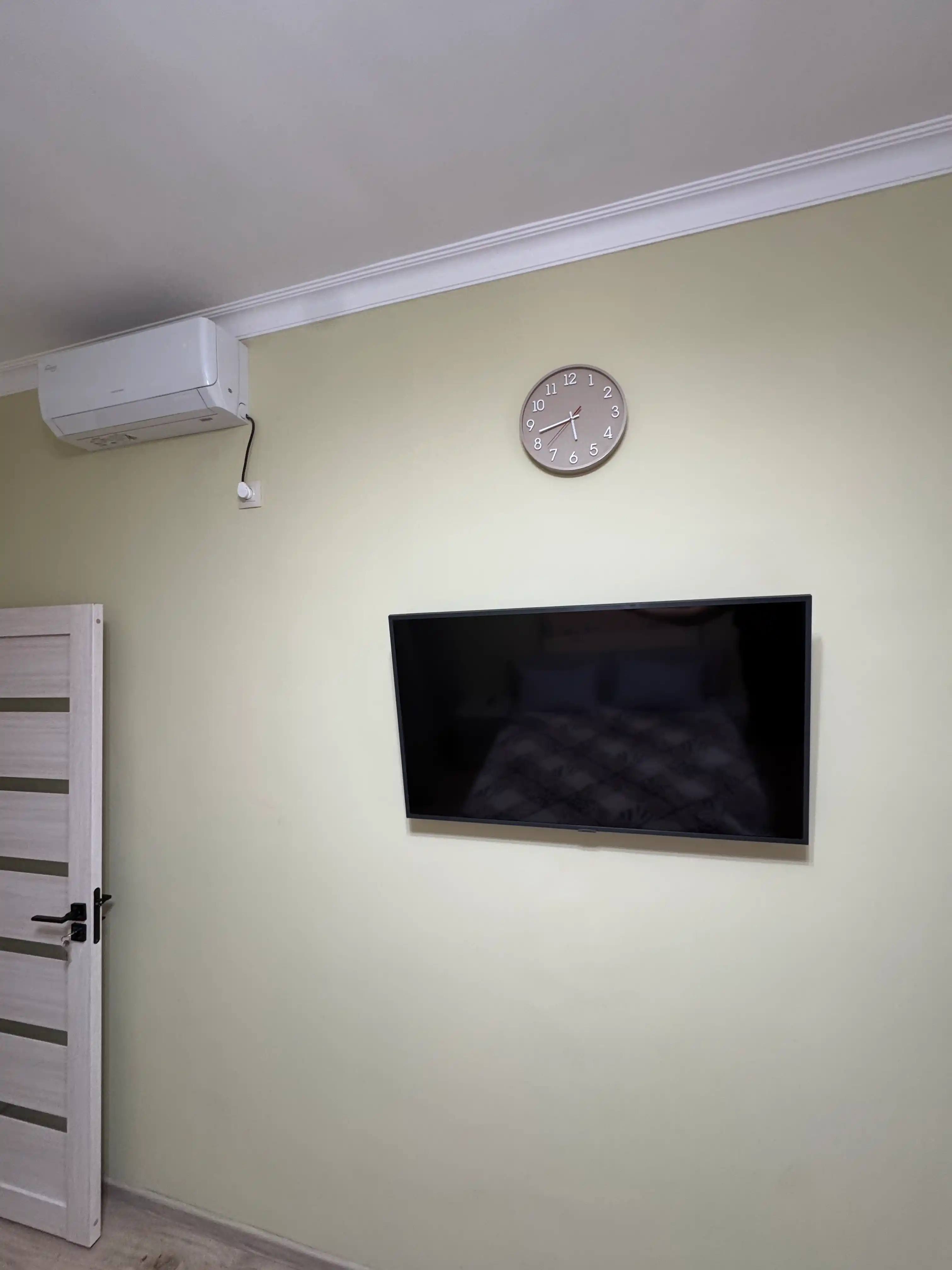 Devor soati, jim, yumaloq, diametri 28 sm, sovg'a sifatida batareya