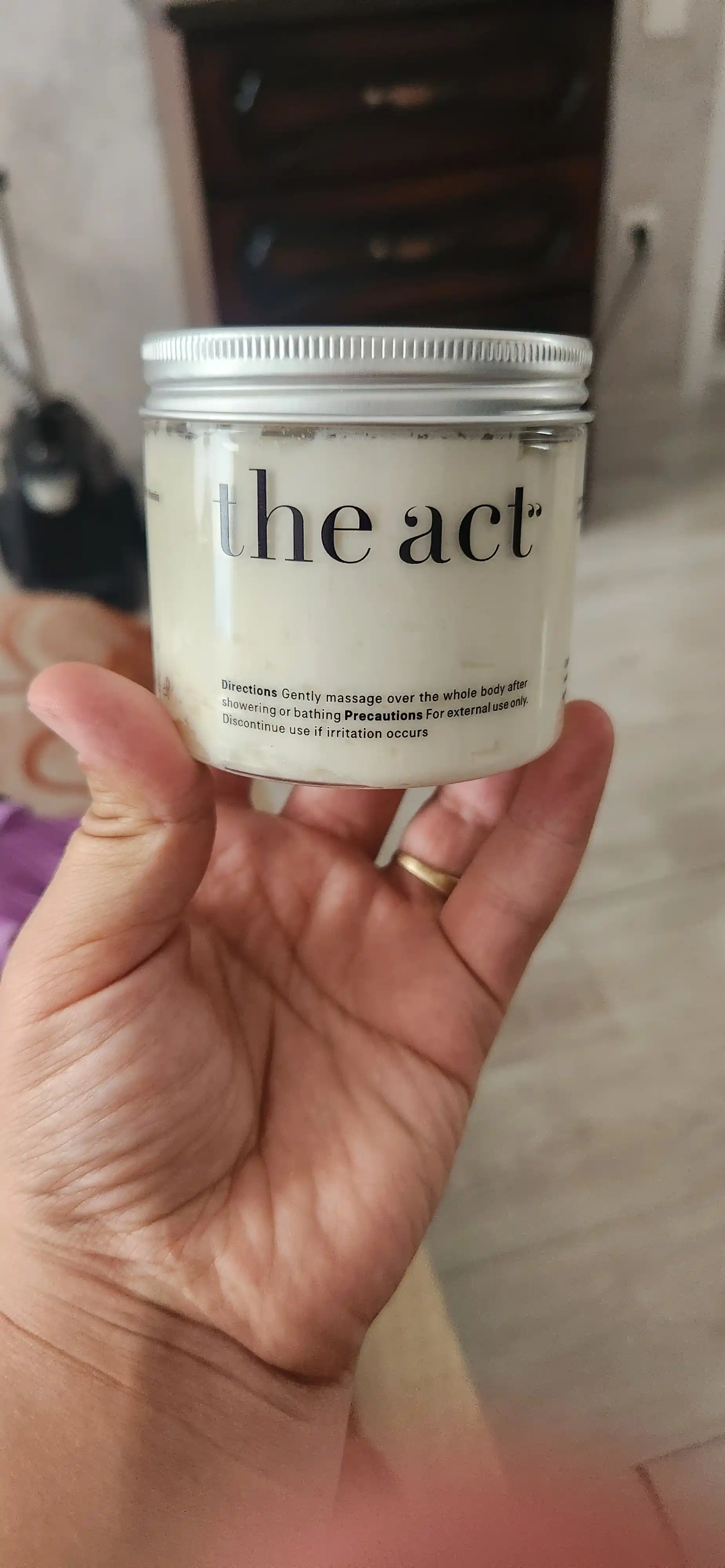 The Act qo‘l, oyoq va tana uchun qattiq moy  kokos moyi bilan namlantiruvchi krem-batter