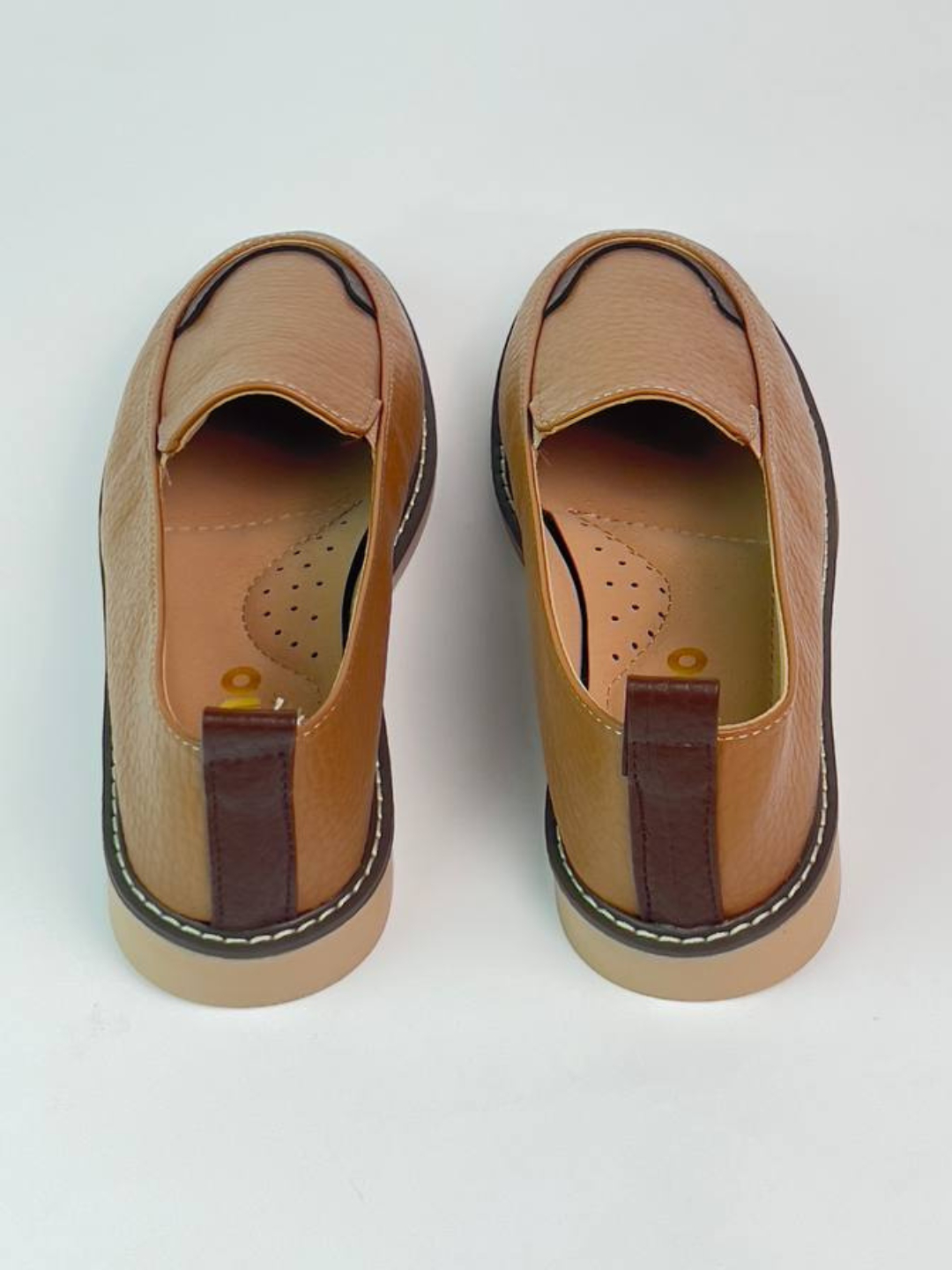 Qizlarga qaraydi Qizlarga qaraydi