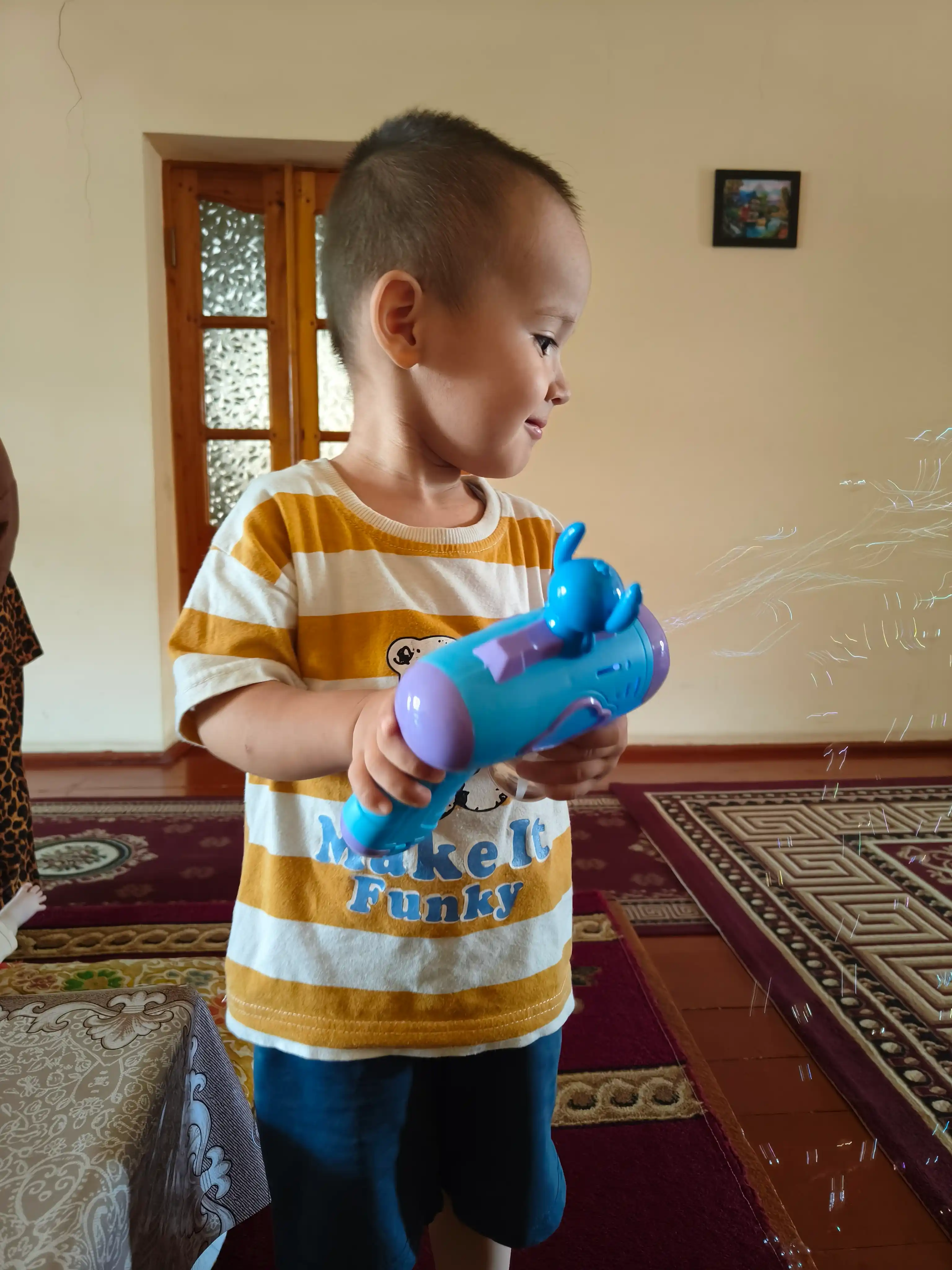 Пистолет для мыльных пузырей BUBBLE GUN — генератор пузырьков с пеной