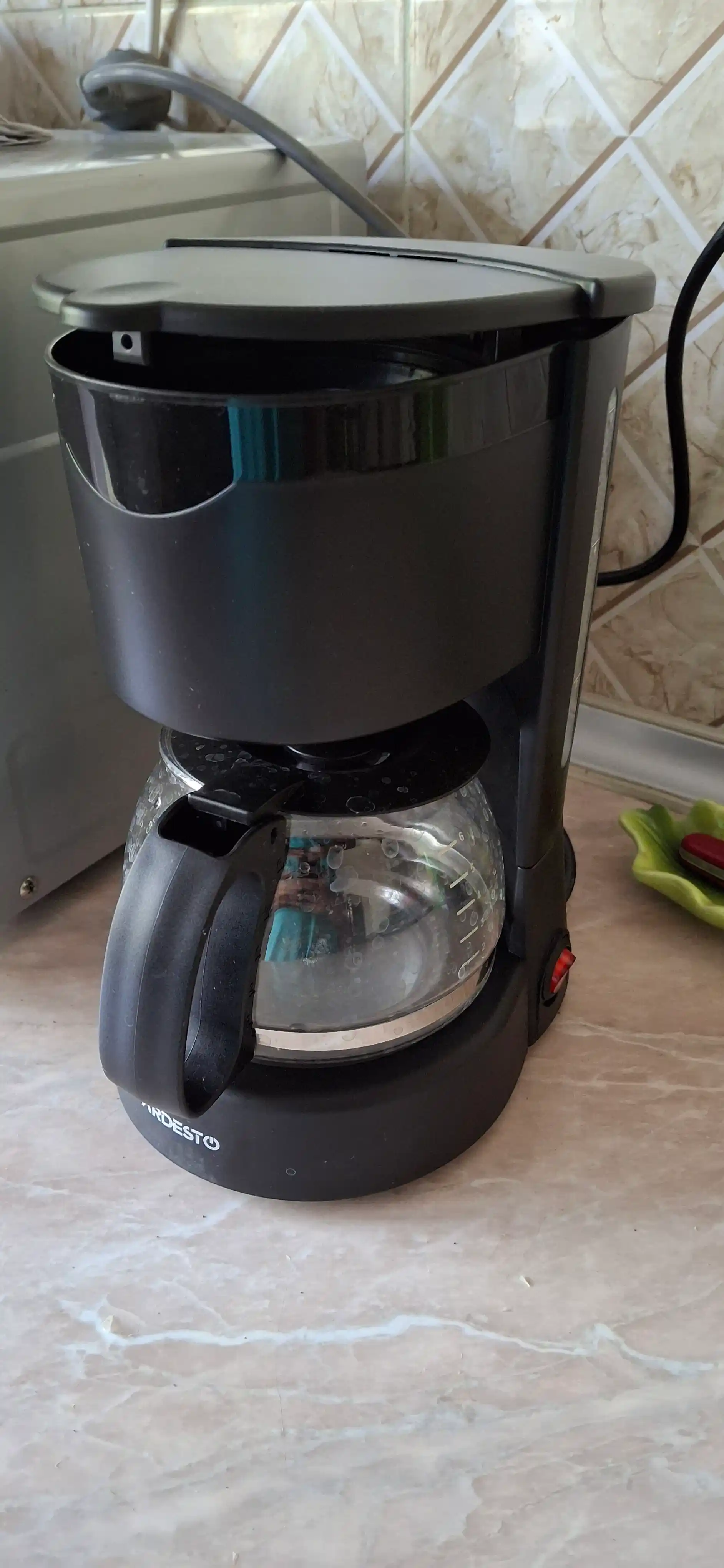 ARDESTO YCM-D060 tomchilatib qahva qaynatgich, hajmi 600 ml, tejamkor energiya sarfi 650Vt