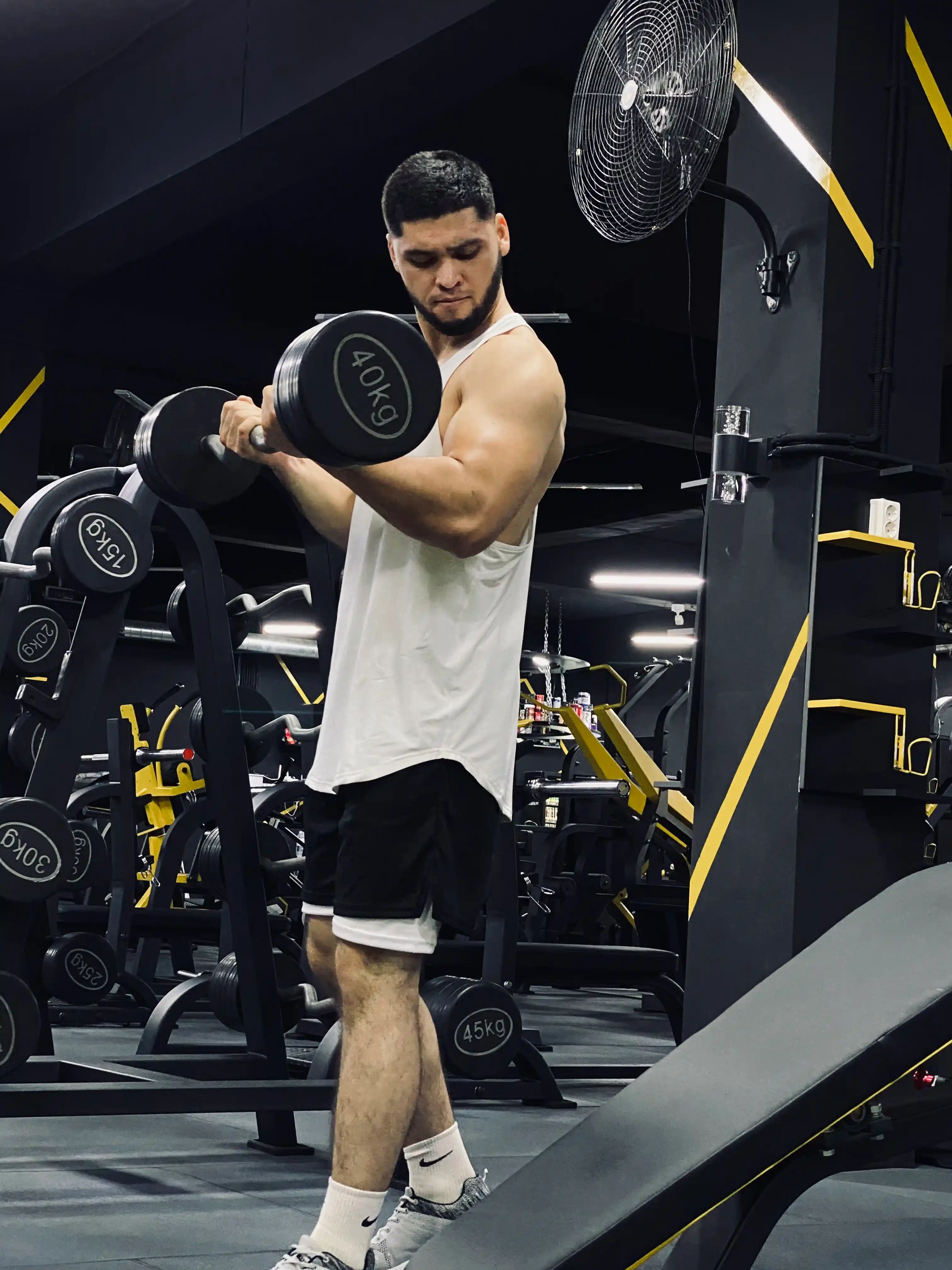 Erkaklar shortigi, ikki qavatli, mashq qilish, yugurish va fitnes uchun