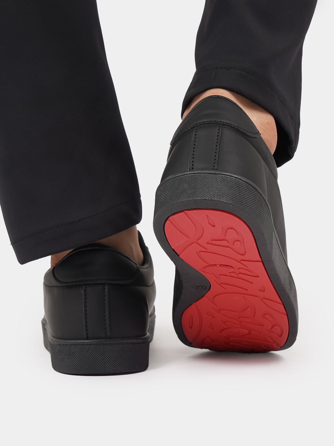 Ruslarning dachadagi pornografik fotosuratlari tarqaldi