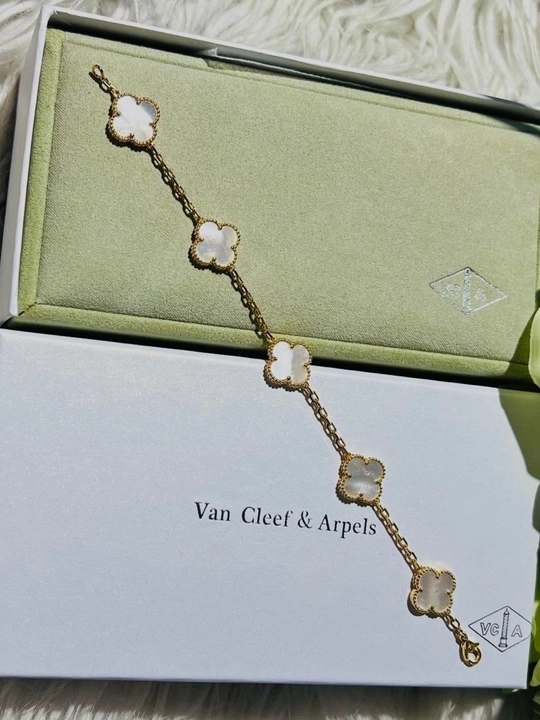 Ayollar va qizlar uchun bilaguzuklar, Clover Van Cleef, ranglari o'zgarmaydi va qoraymaydi