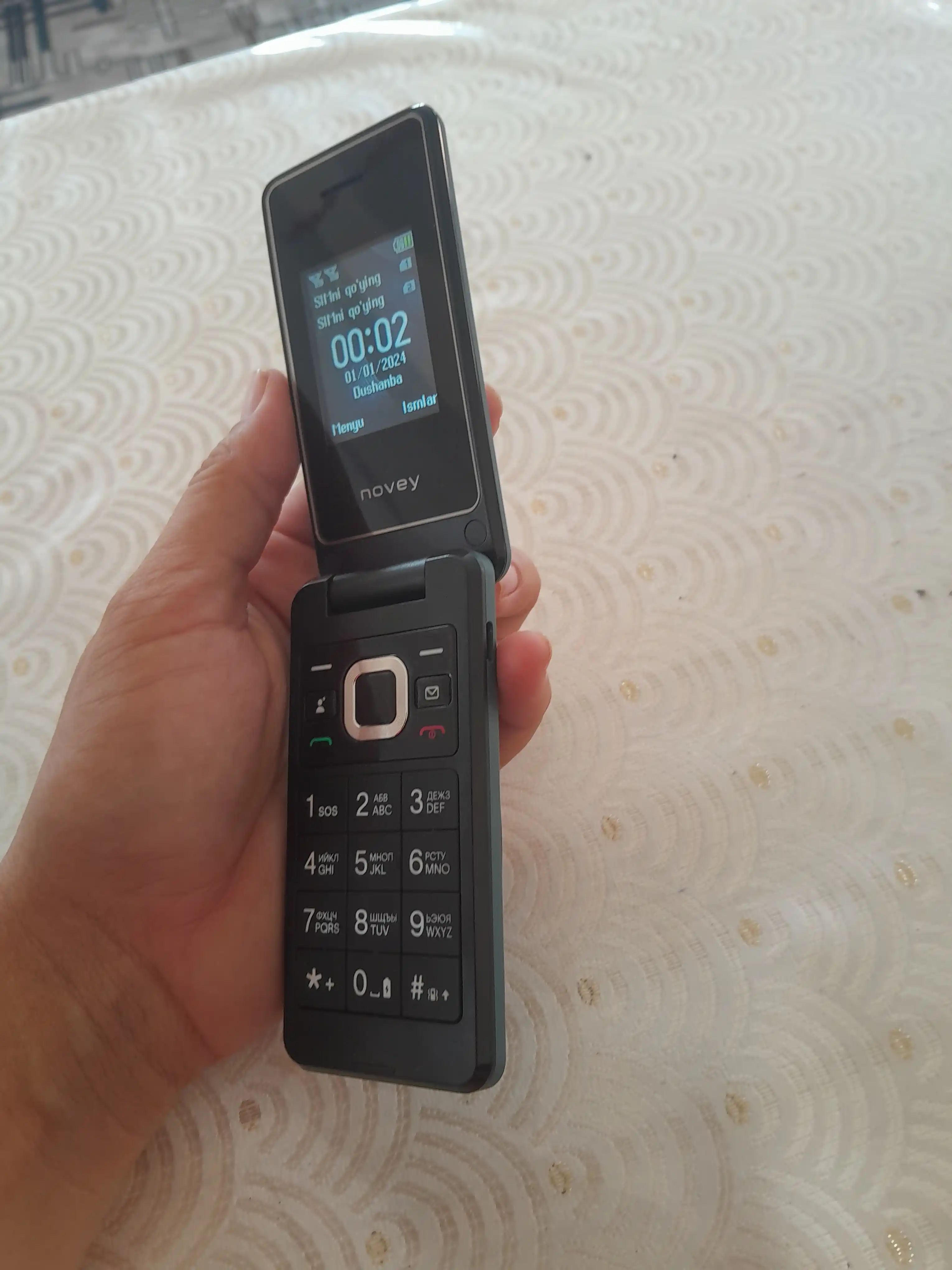 Novey Z320 mobil telefon-raskladushka, 2 SIM, kamera, 3 rang, knopkali telefon