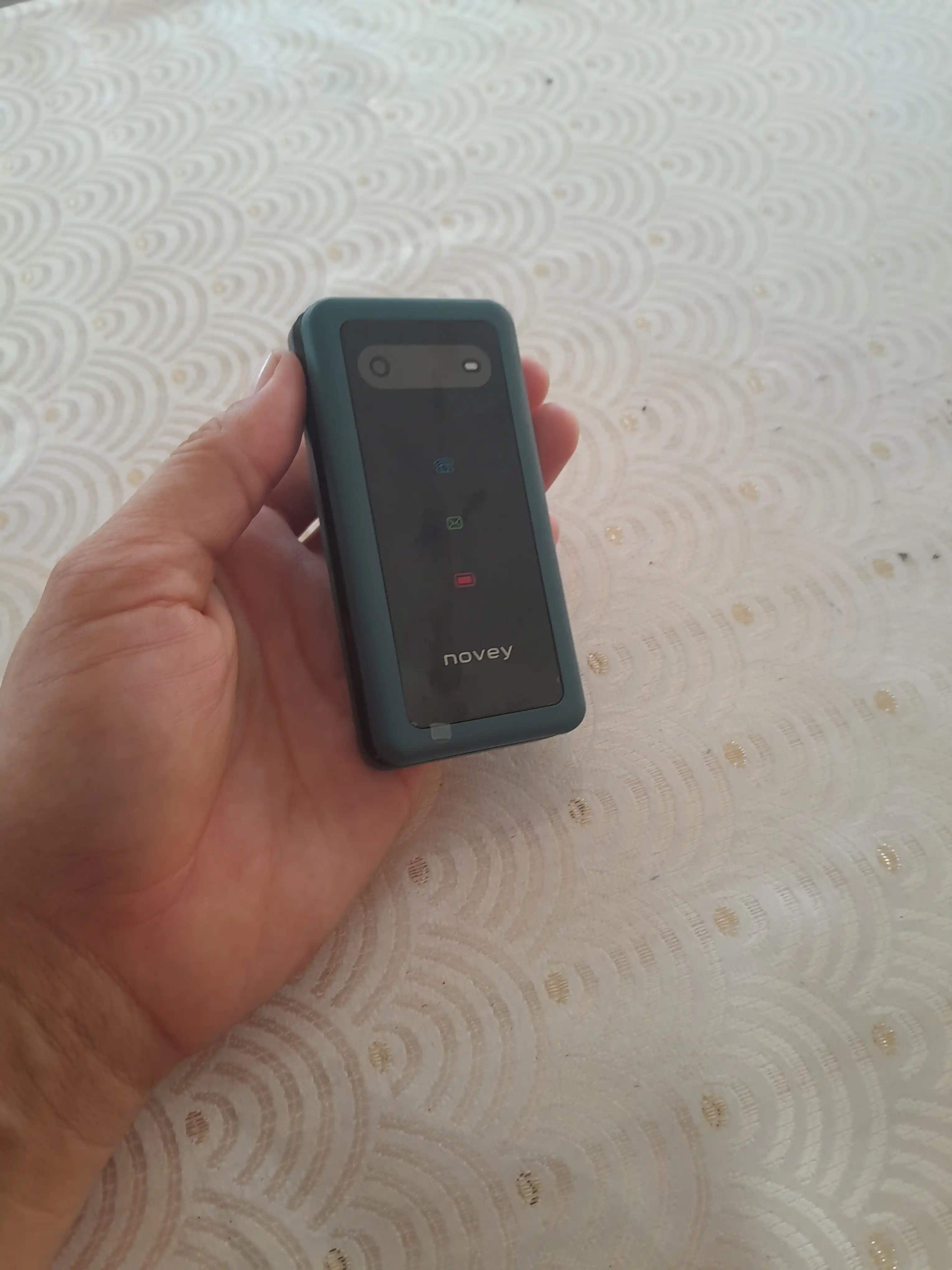 Novey Z320 mobil telefon-raskladushka, 2 SIM, kamera, 3 rang, knopkali telefon
